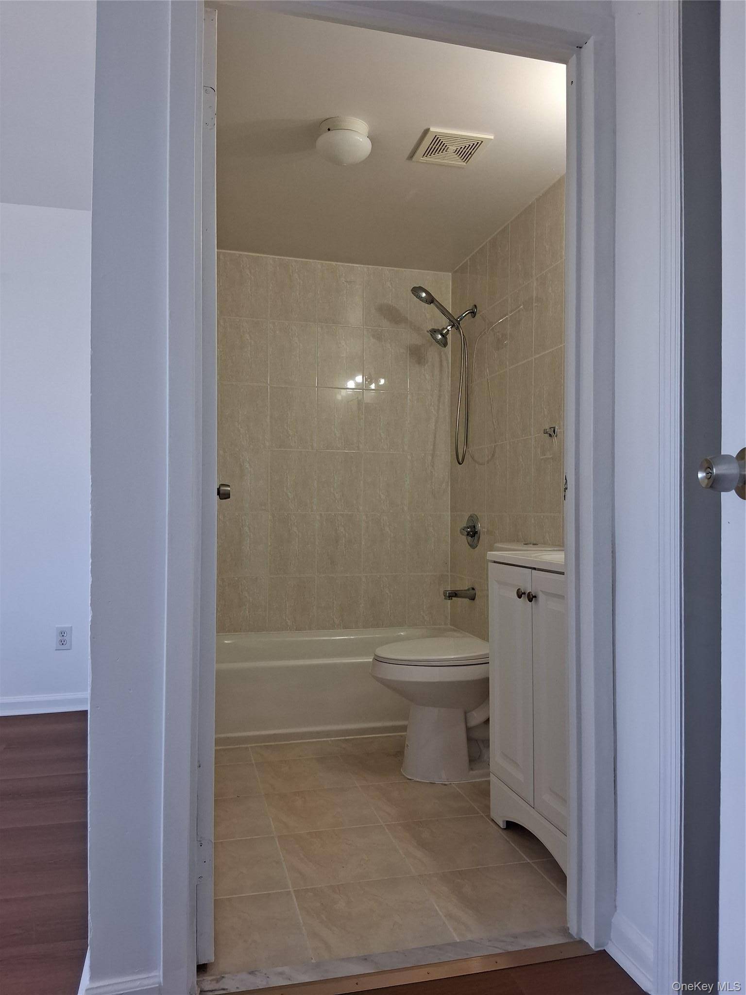 81-15 Queens BLVD #4J, Elmhurst, NY 11373