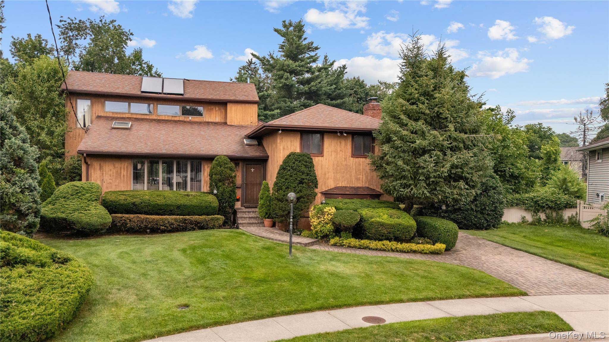 65 Elmtree LN, Jericho, NY 11753