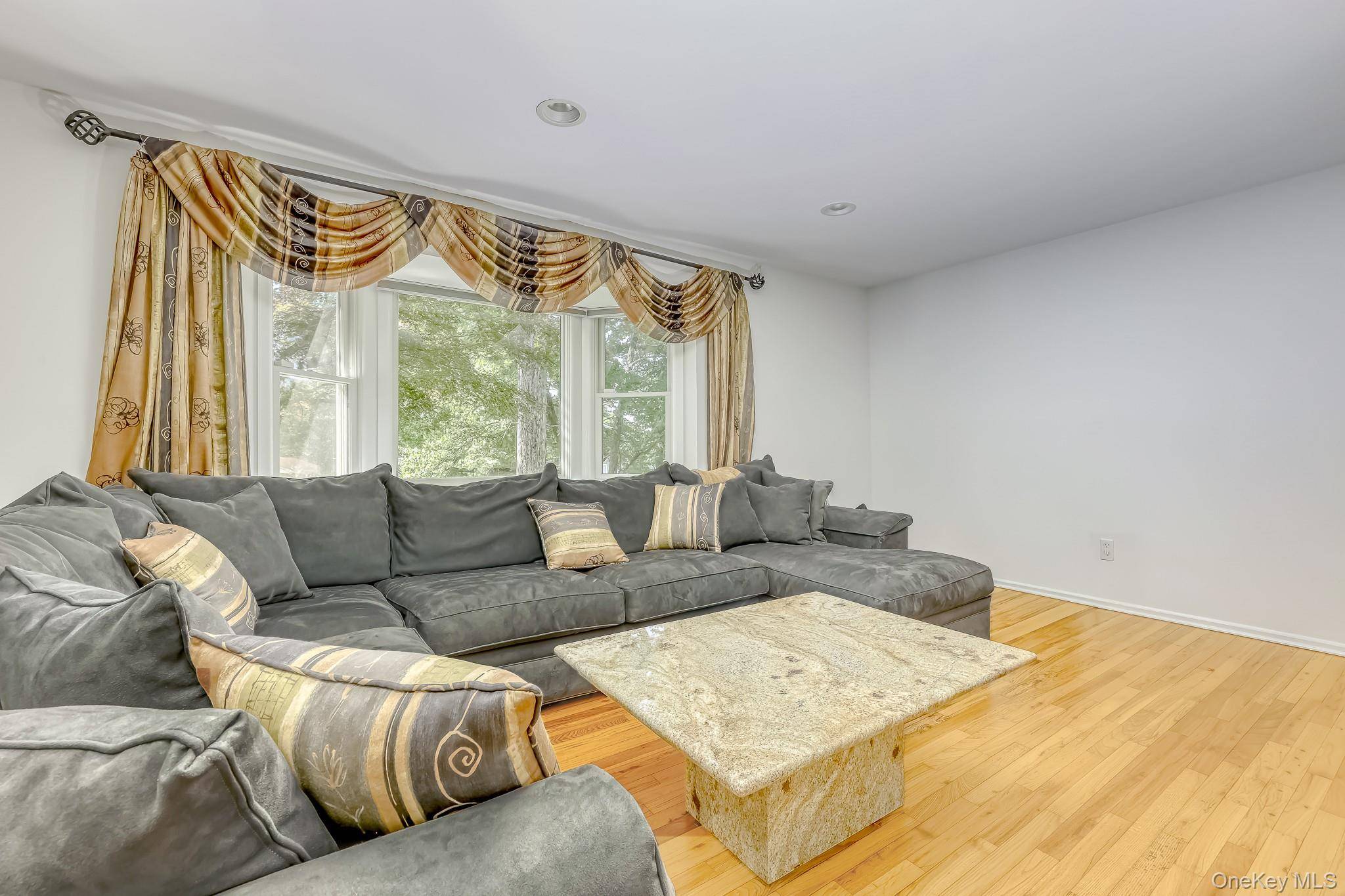 20 Dolphin RD, New City, NY 10956