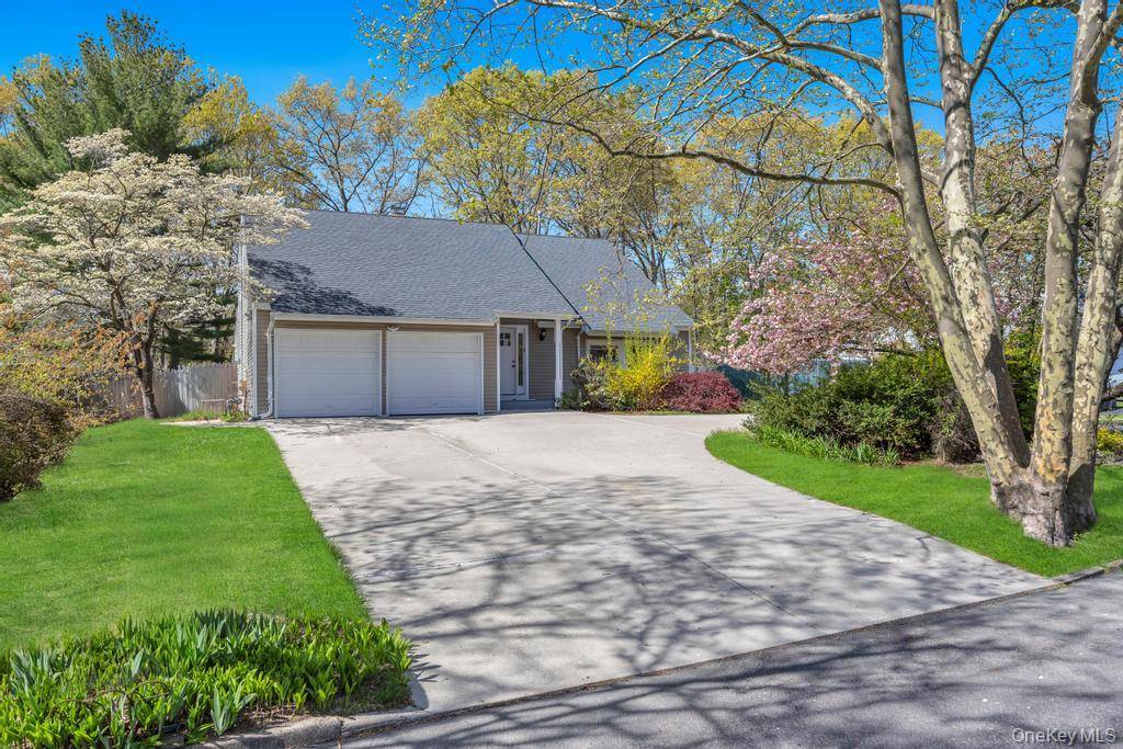 8 Grand Canyon LN, Coram, NY 11727