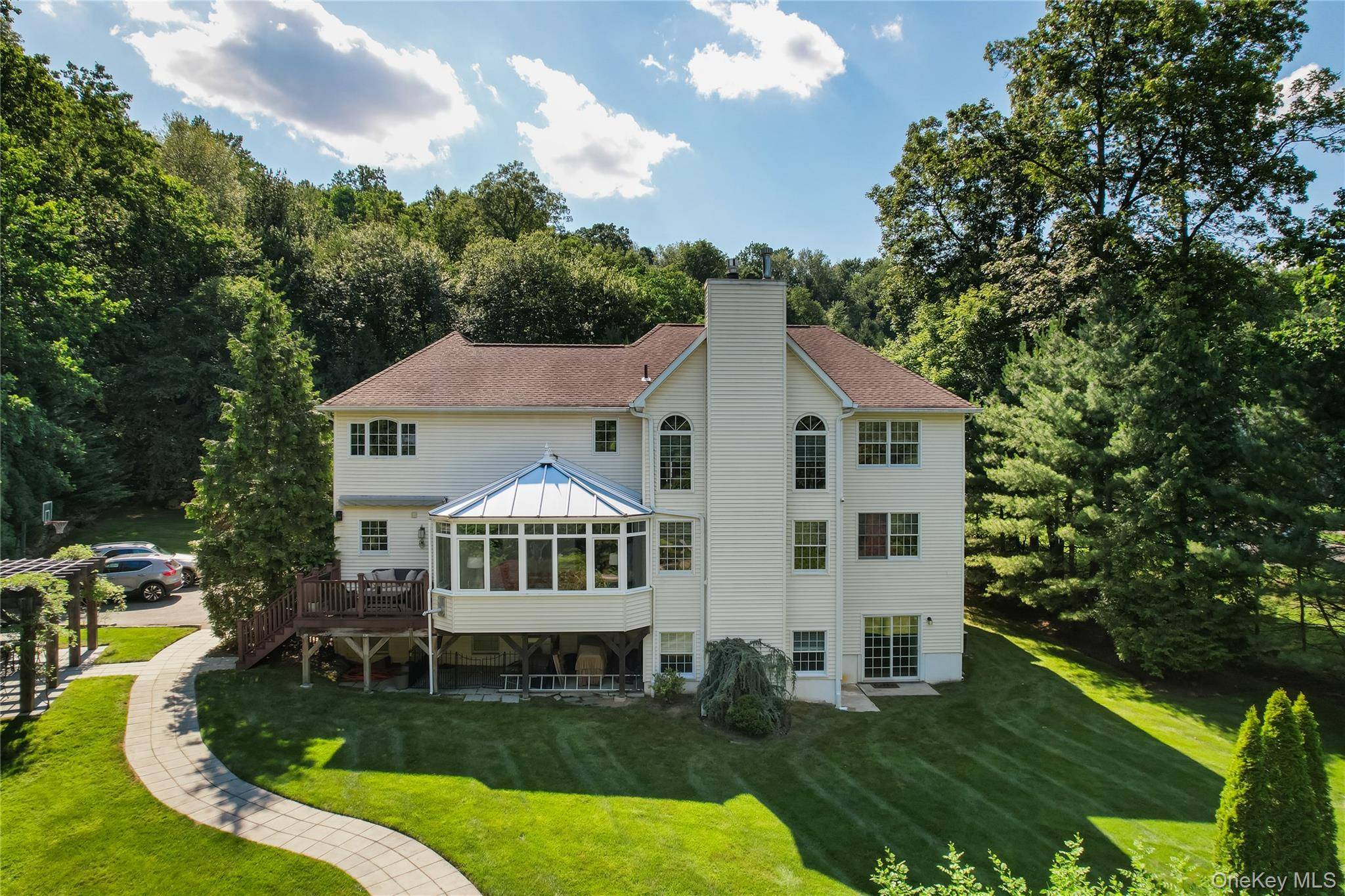 9 Ronwood RD, Chestnut Ridge, NY 10977