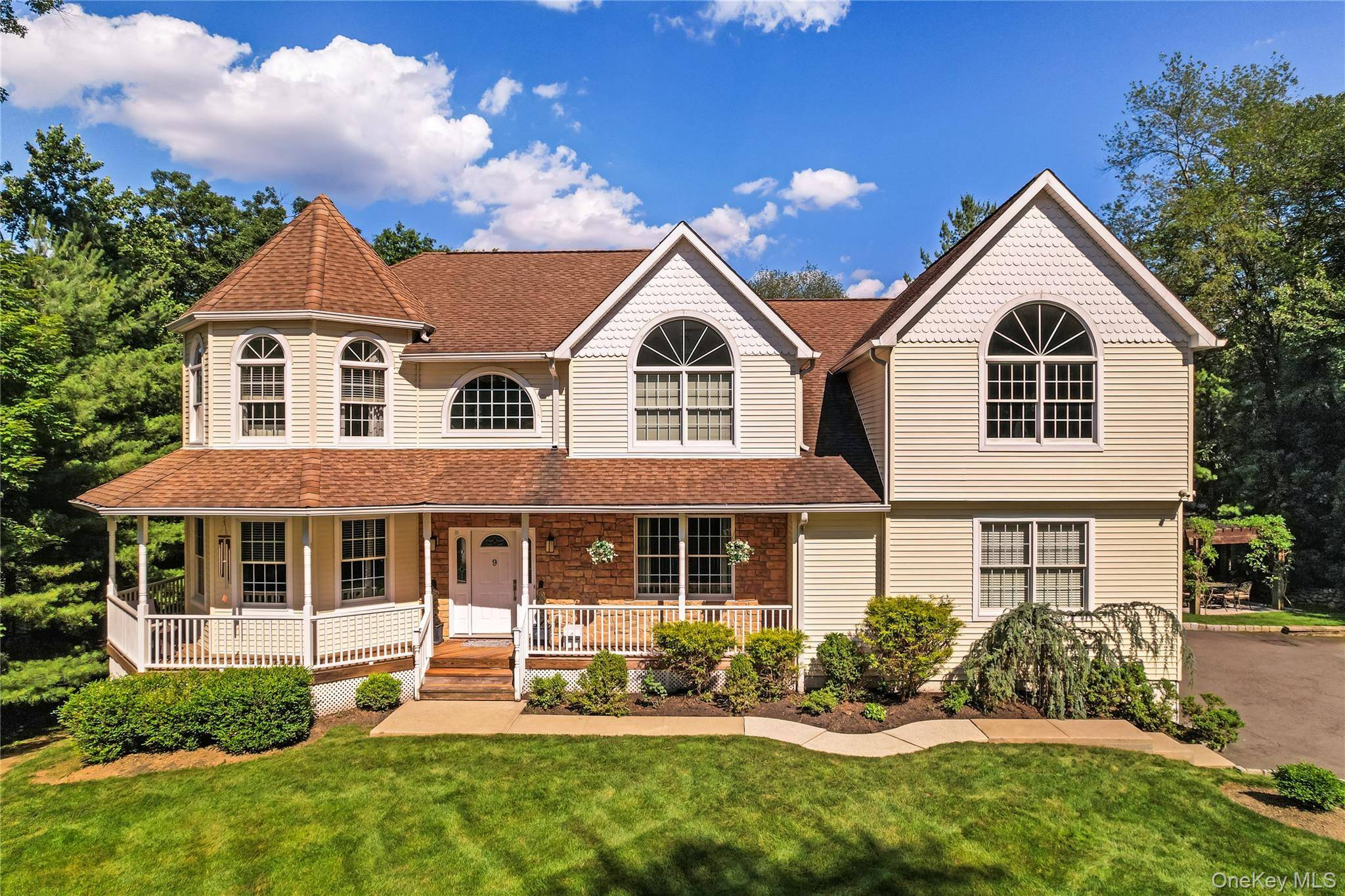 9 Ronwood RD, Chestnut Ridge, NY 10977