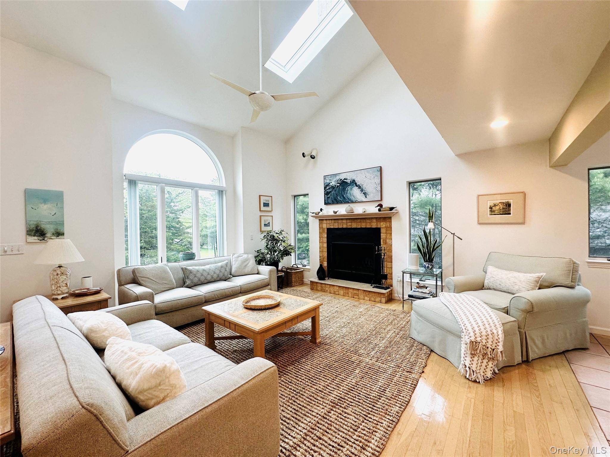 40 Hilltop RD, Southampton, NY 11968