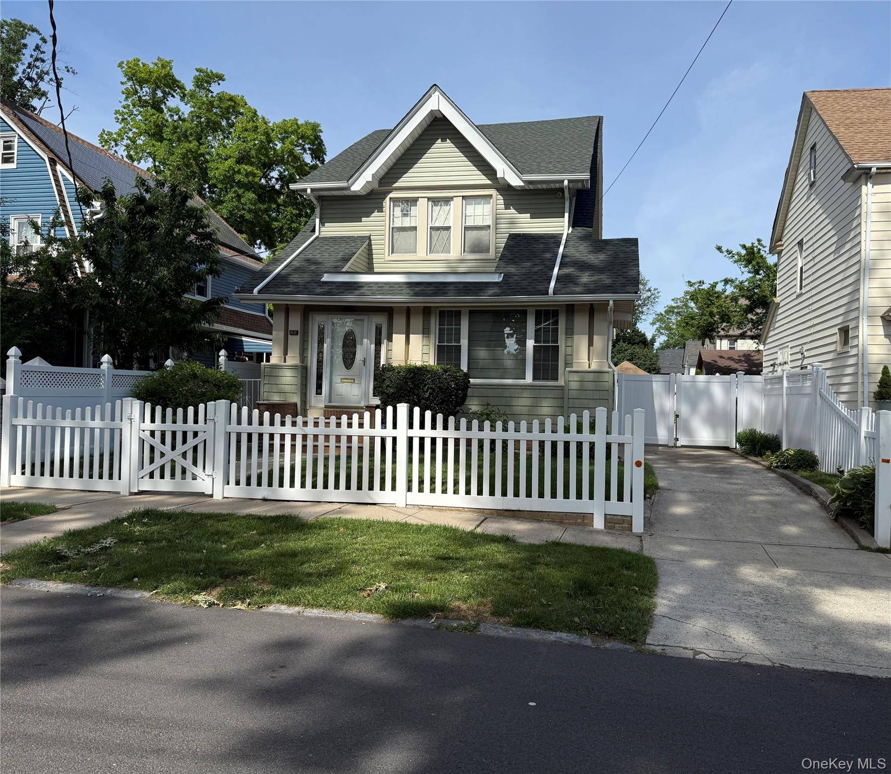 110-07 196th ST, Saint Albans, NY 11412