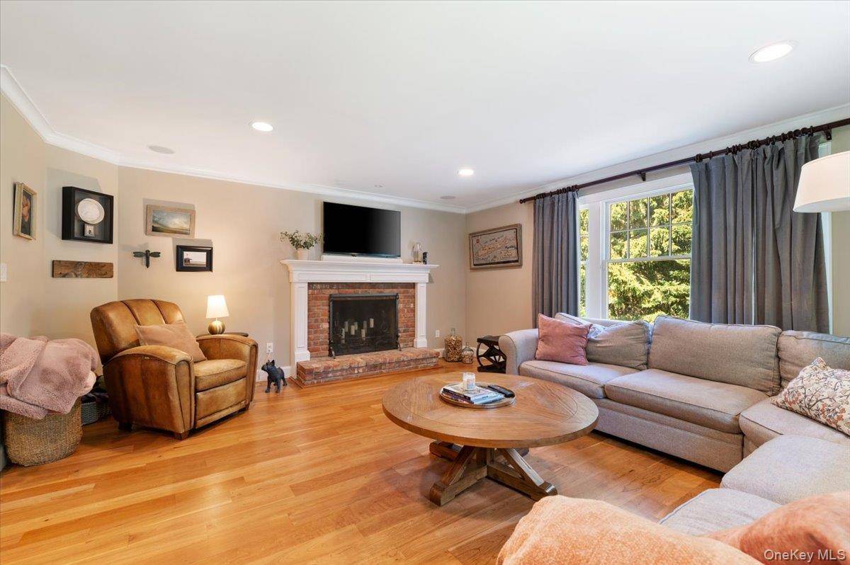 5 Fox Hunt CT, Cold Spring Harbor, NY 11724