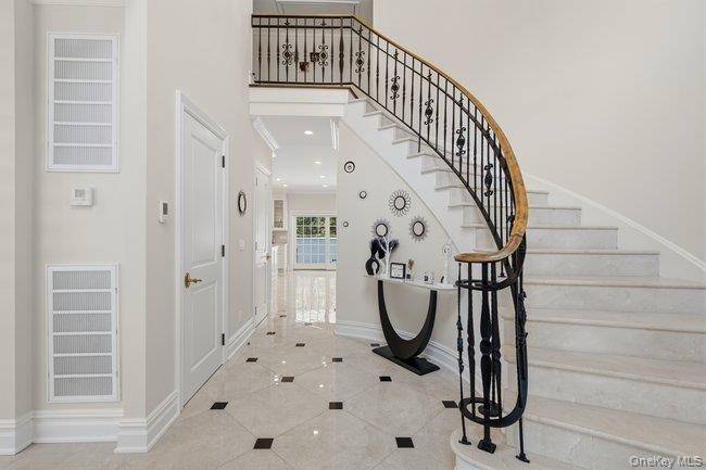 23 Woodbury RD, Woodbury, NY 11797