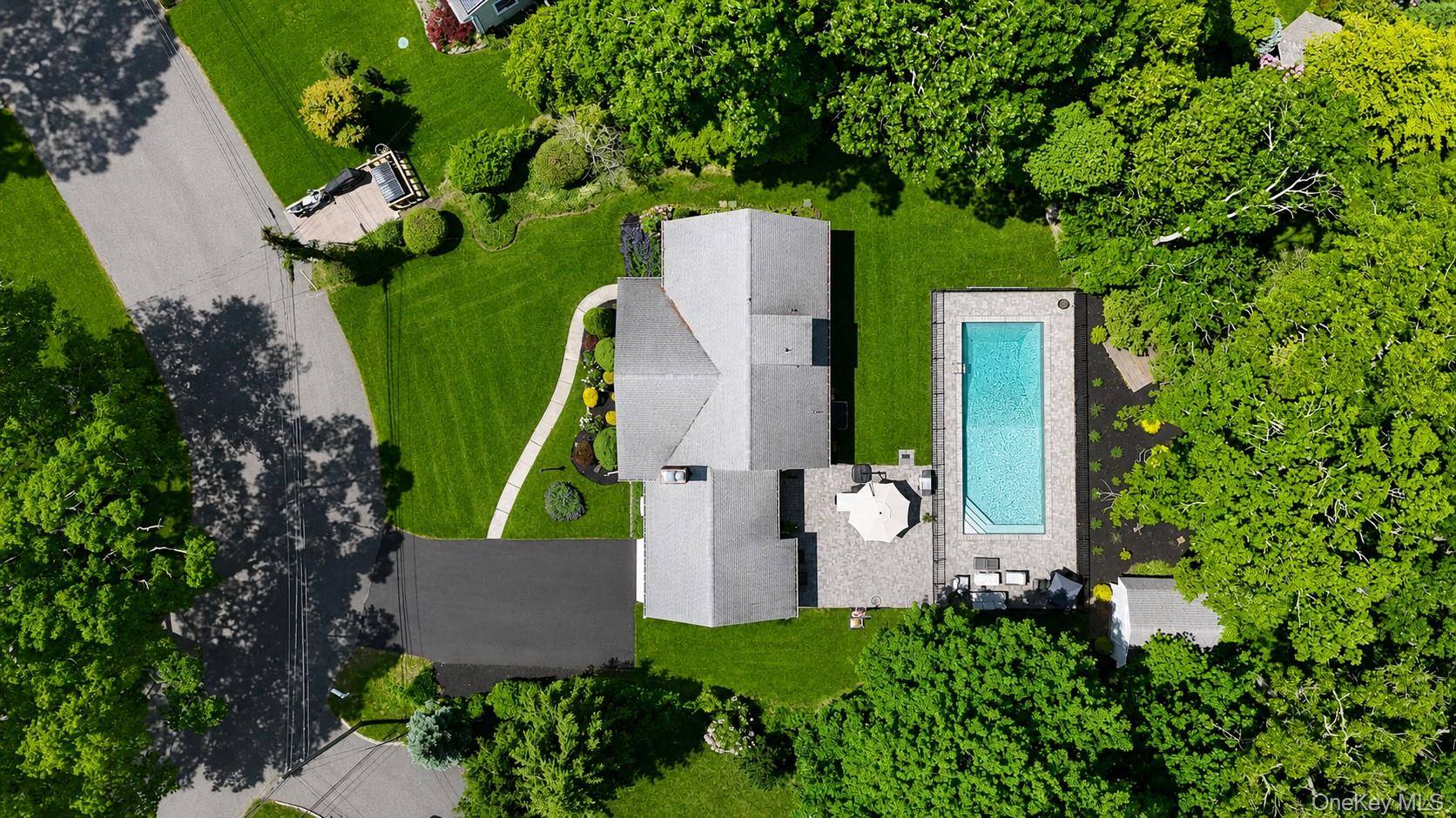 12 Wayne CT, Westhampton, NY 11977