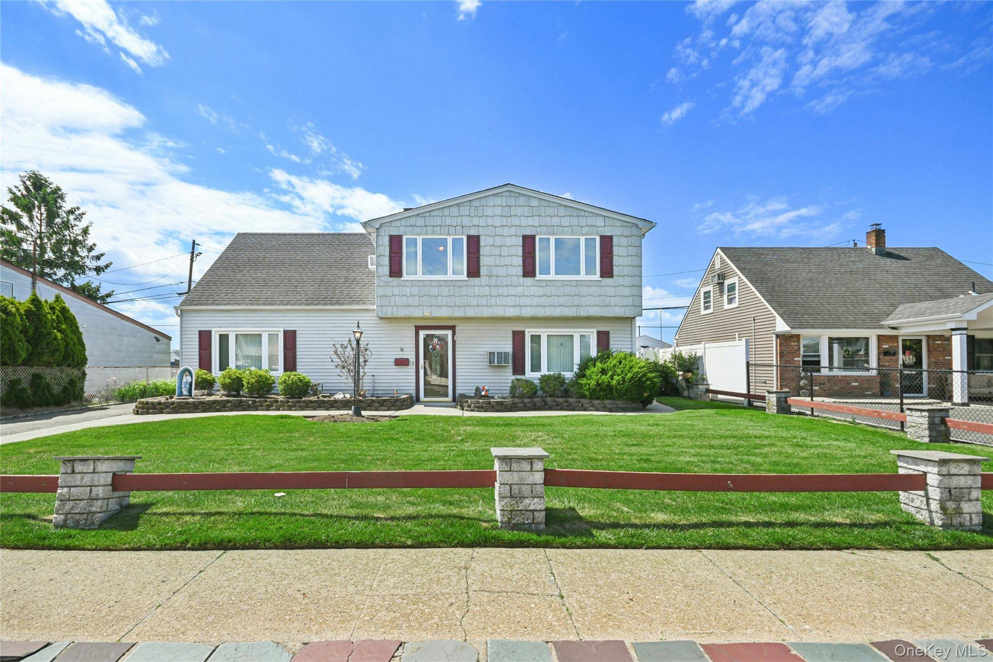 16 Sycamore LN, Levittown, NY 11756