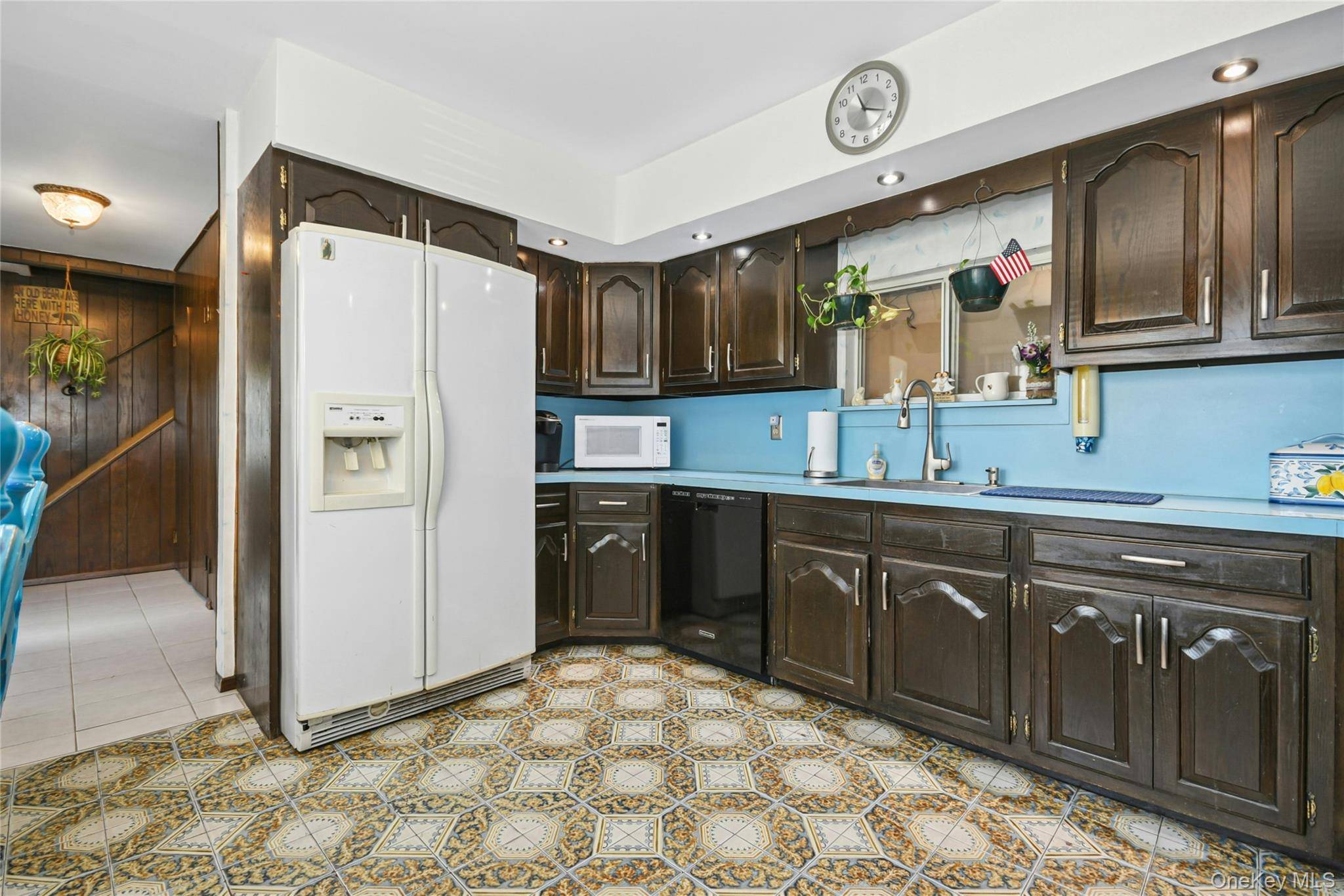 16 Sycamore LN, Levittown, NY 11756