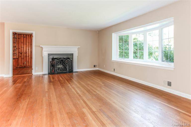 6 Oakstwain RD, Scarsdale, NY 10583