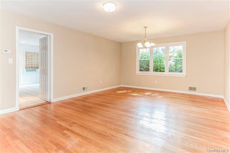 6 Oakstwain RD, Scarsdale, NY 10583