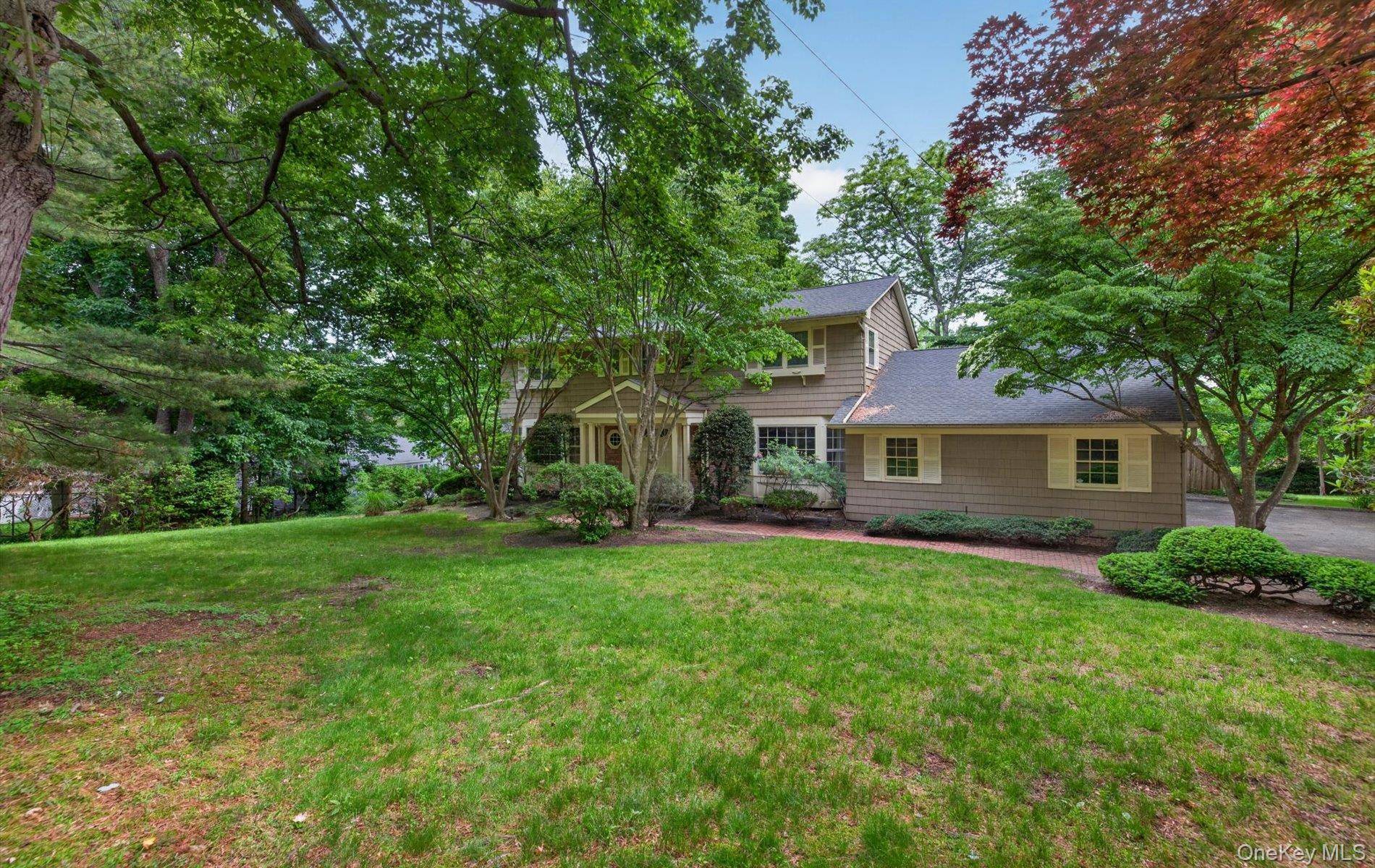 19 Seward DR, Woodbury, NY 11797
