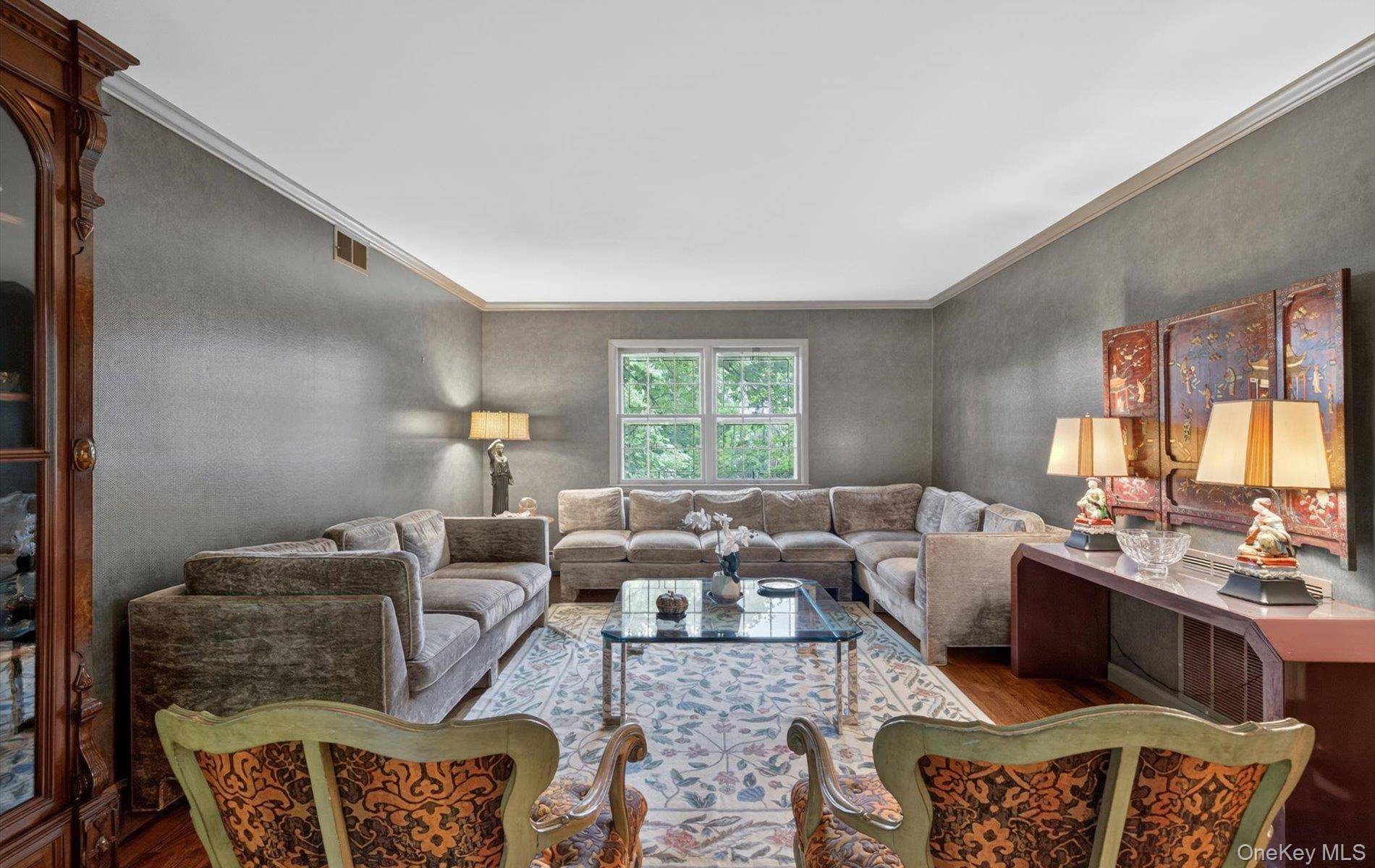 19 Seward DR, Woodbury, NY 11797