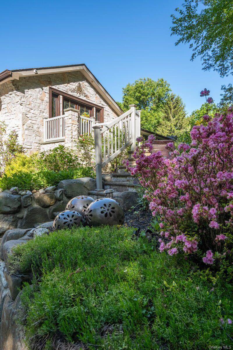 121 Laurel LN, Laurel Hollow, NY 11791