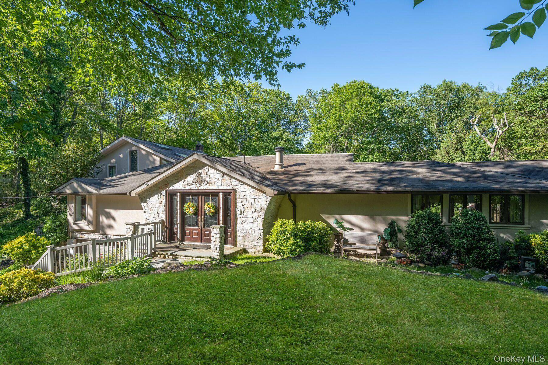 121 Laurel LN, Laurel Hollow, NY 11791