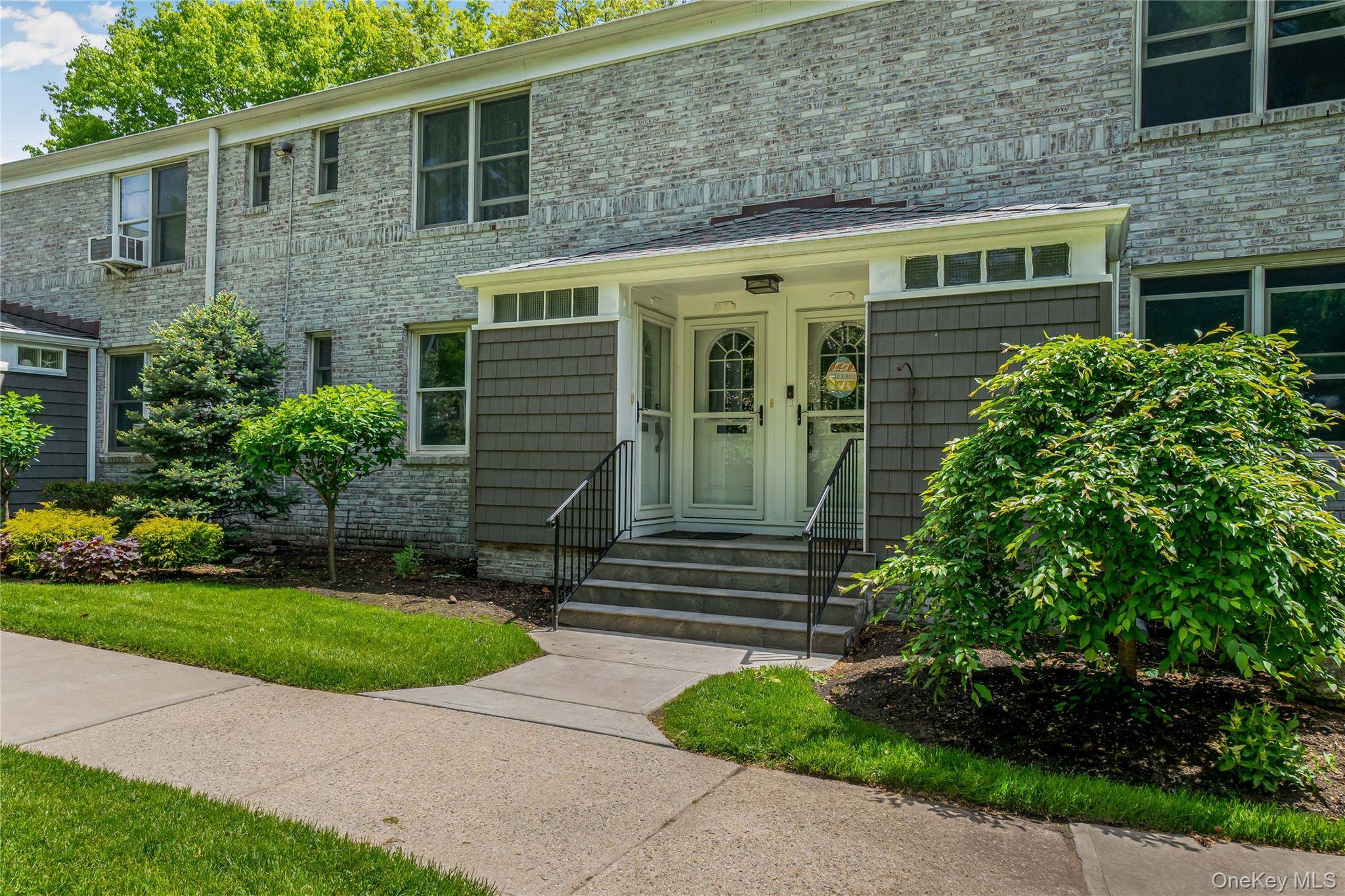 16 Glen Keith RD #L, Glen Cove, NY 11542