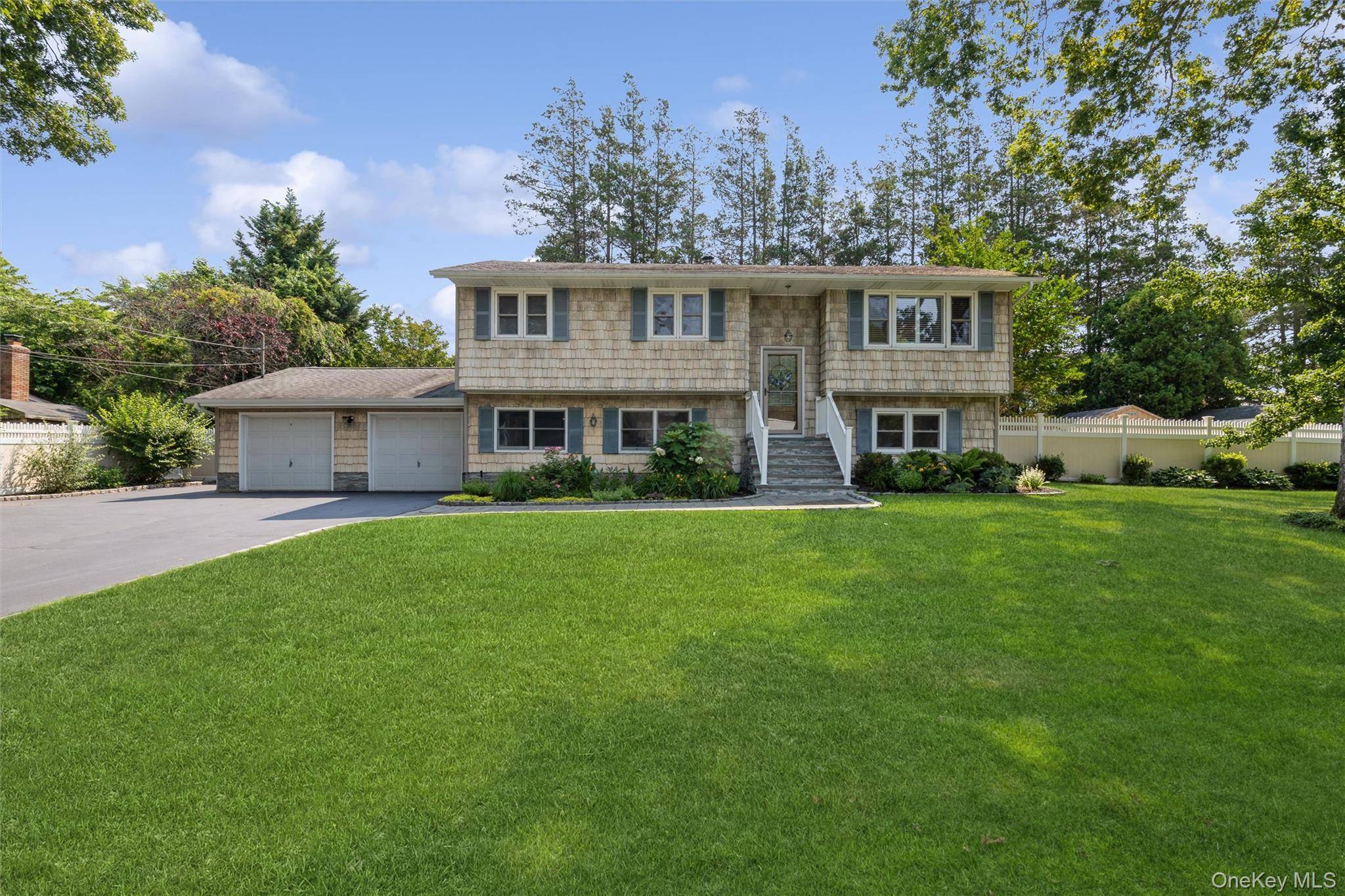 115 Clarendon RD, Ronkonkoma, NY 11779