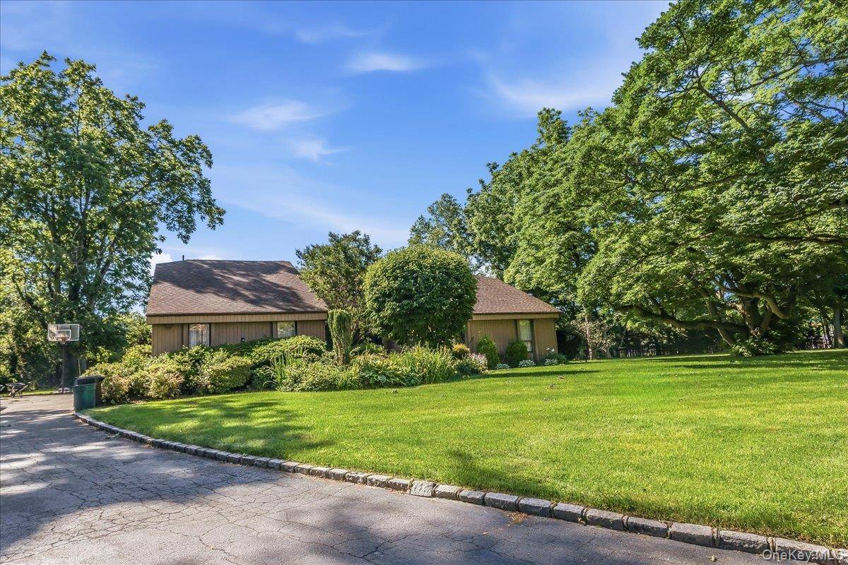17 Campo CIR, Old Westbury, NY 11568