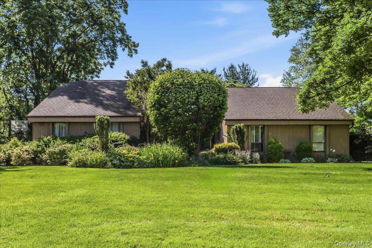 17 Campo CIR, Old Westbury, NY 11568