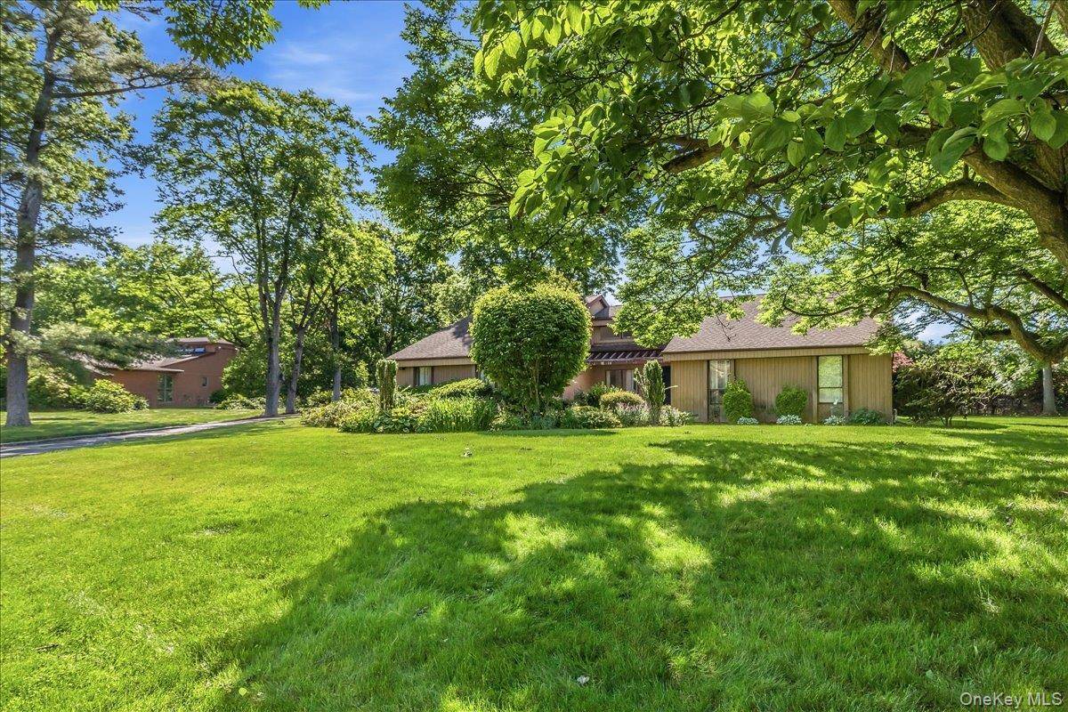 17 Campo CIR, Old Westbury, NY 11568