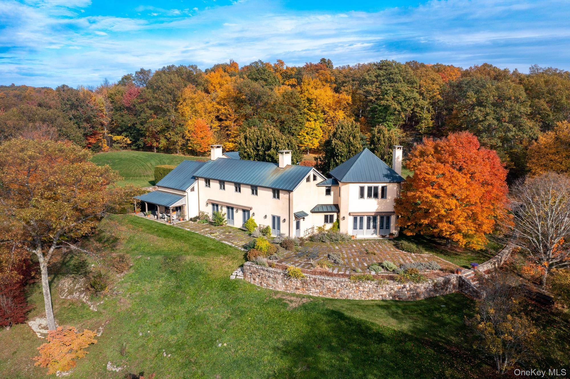 129 W Meadow LN, Millbrook, NY 12545