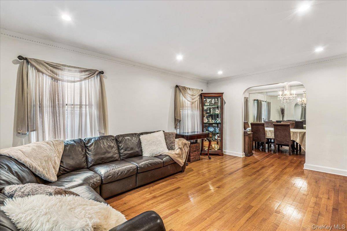 186-15 Grand Central Pkwy, Jamaica Estates, NY 11432