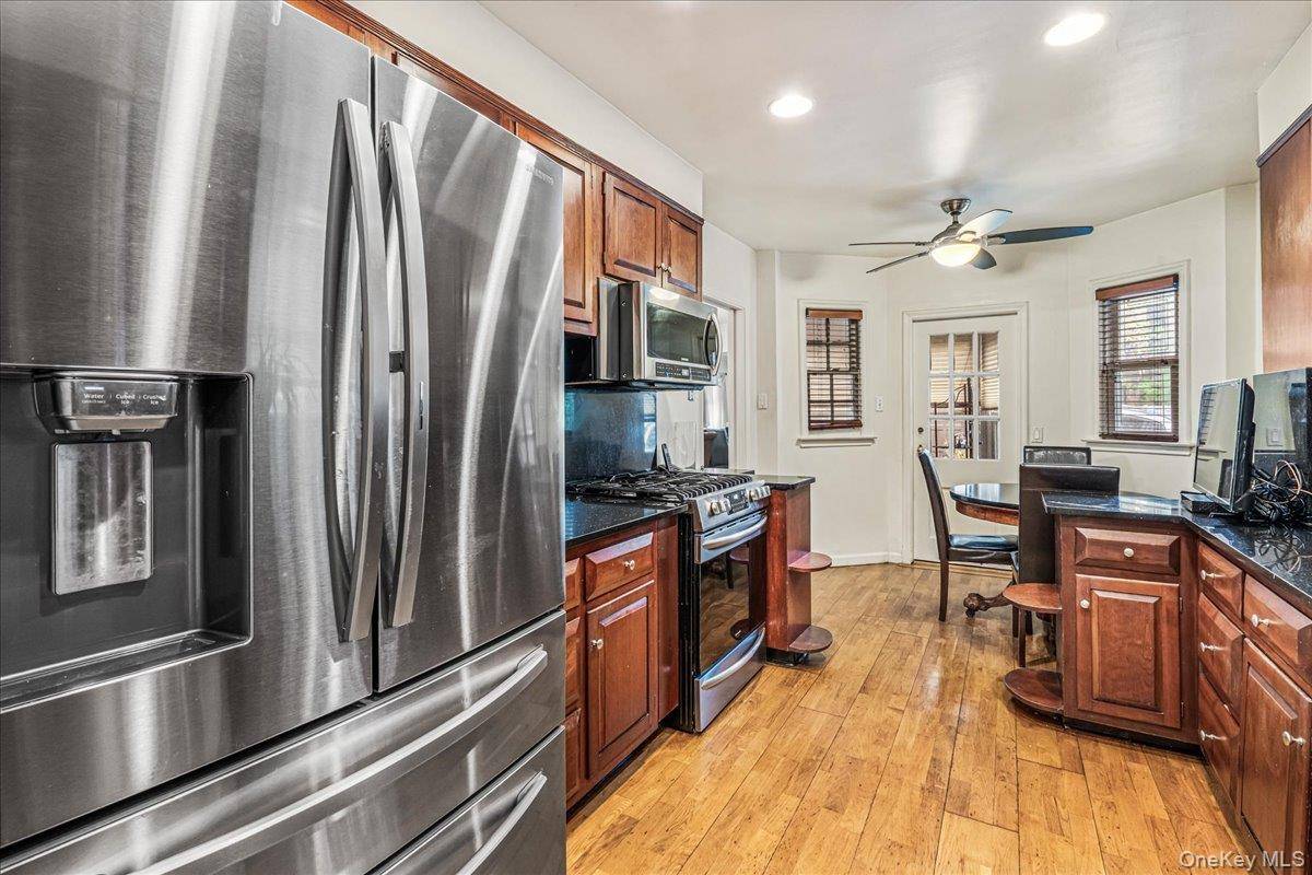 186-15 Grand Central Pkwy, Jamaica Estates, NY 11432