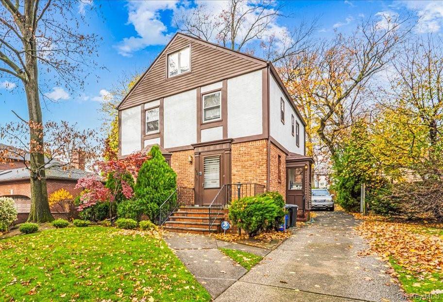 186-15 Grand Central Pkwy, Jamaica Estates, NY 11432