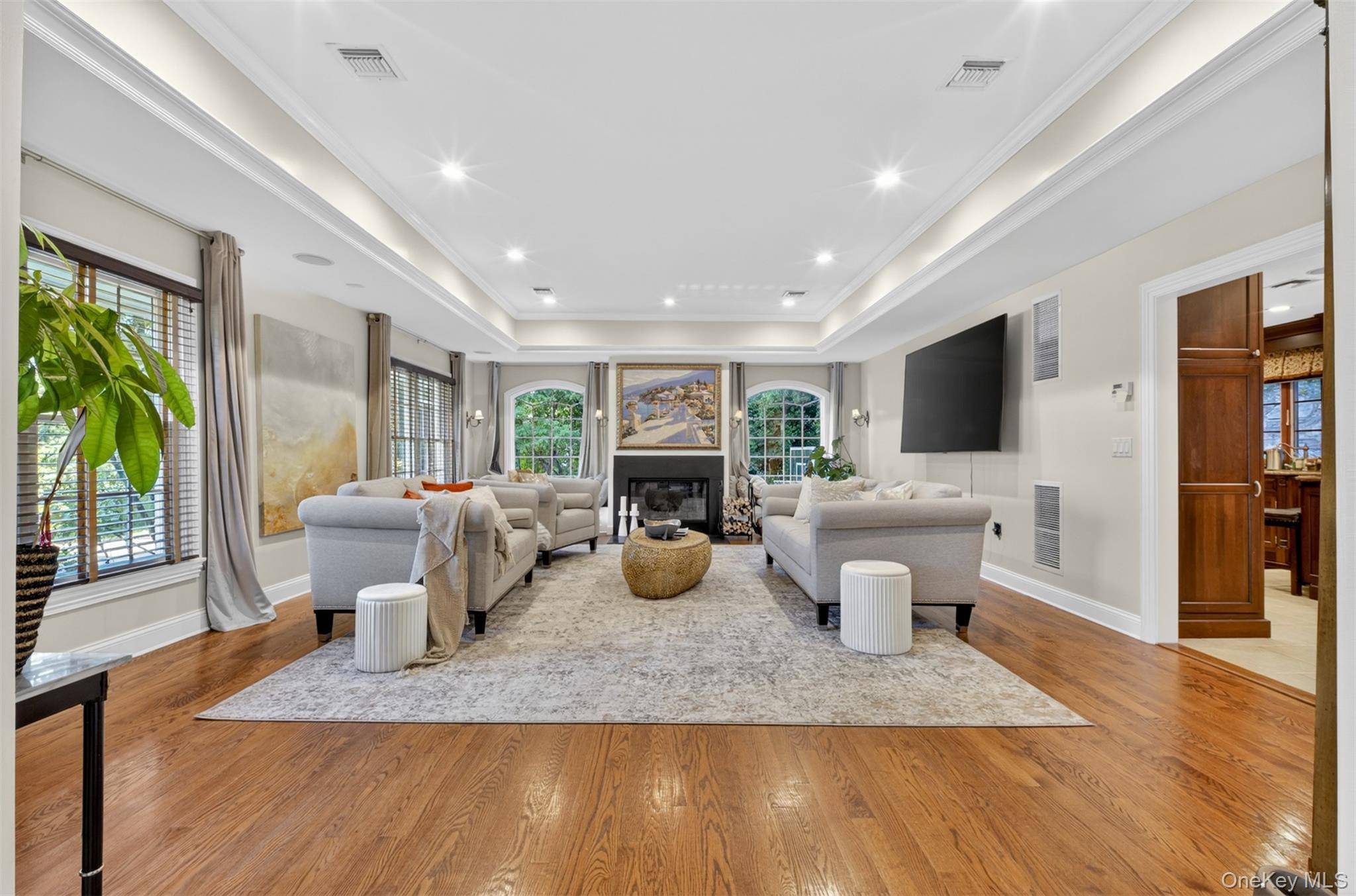 125 Mimosa DR, East Hills, NY 11576
