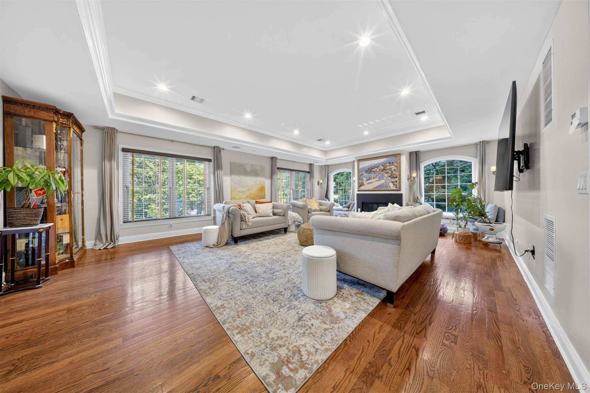 125 Mimosa DR, East Hills, NY 11576