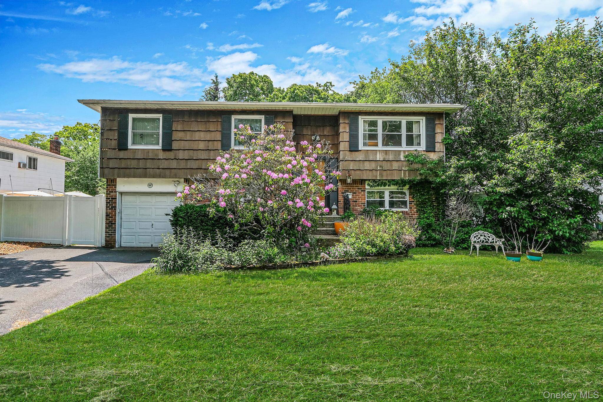 4 Dogwood AVE, Farmingville, NY 11738