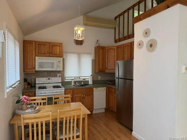 126 Lynn AVE #7, Hampton Bays, NY 11946