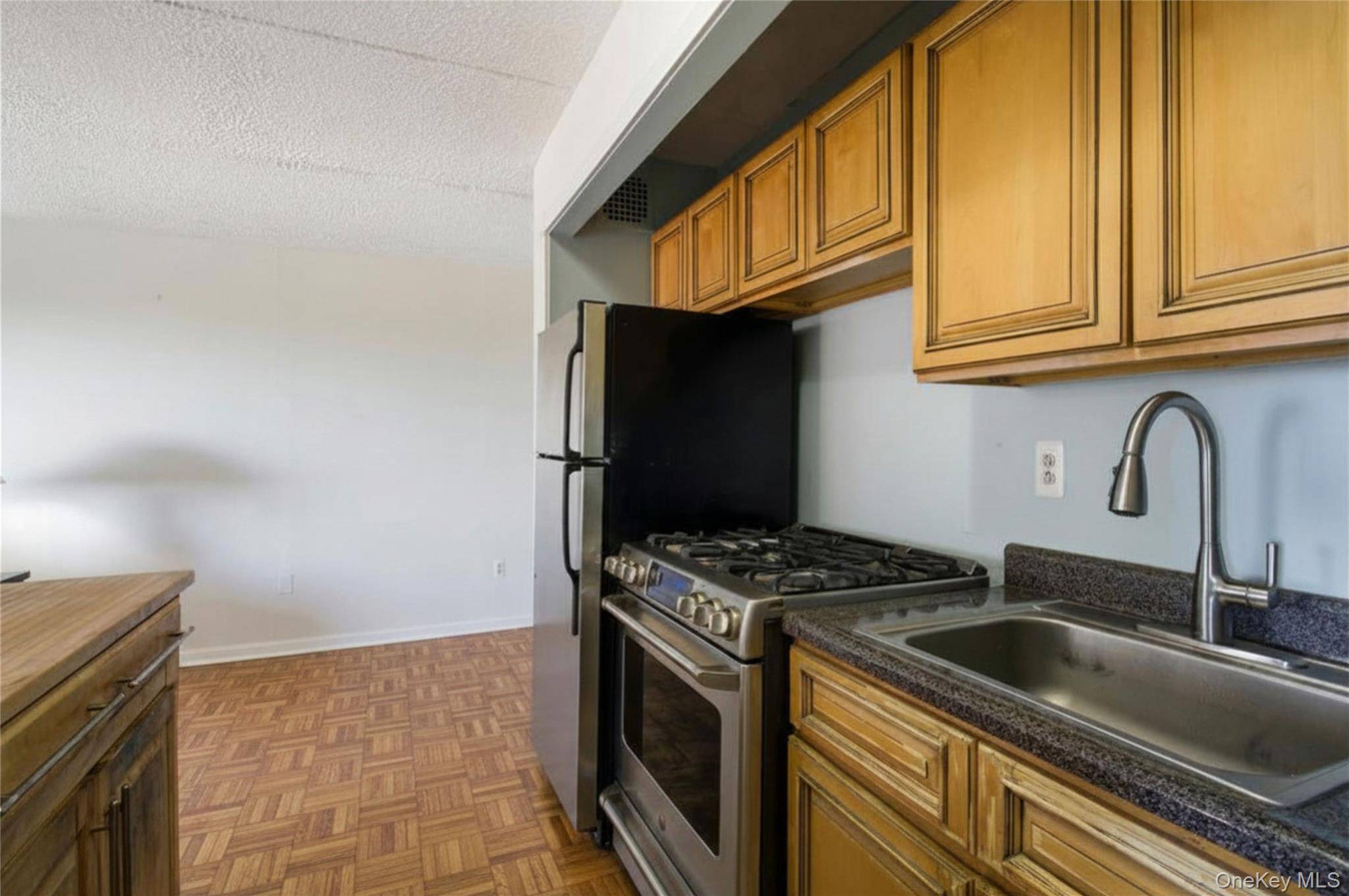 687 Bronx River RD #6C, Yonkers, NY 10704