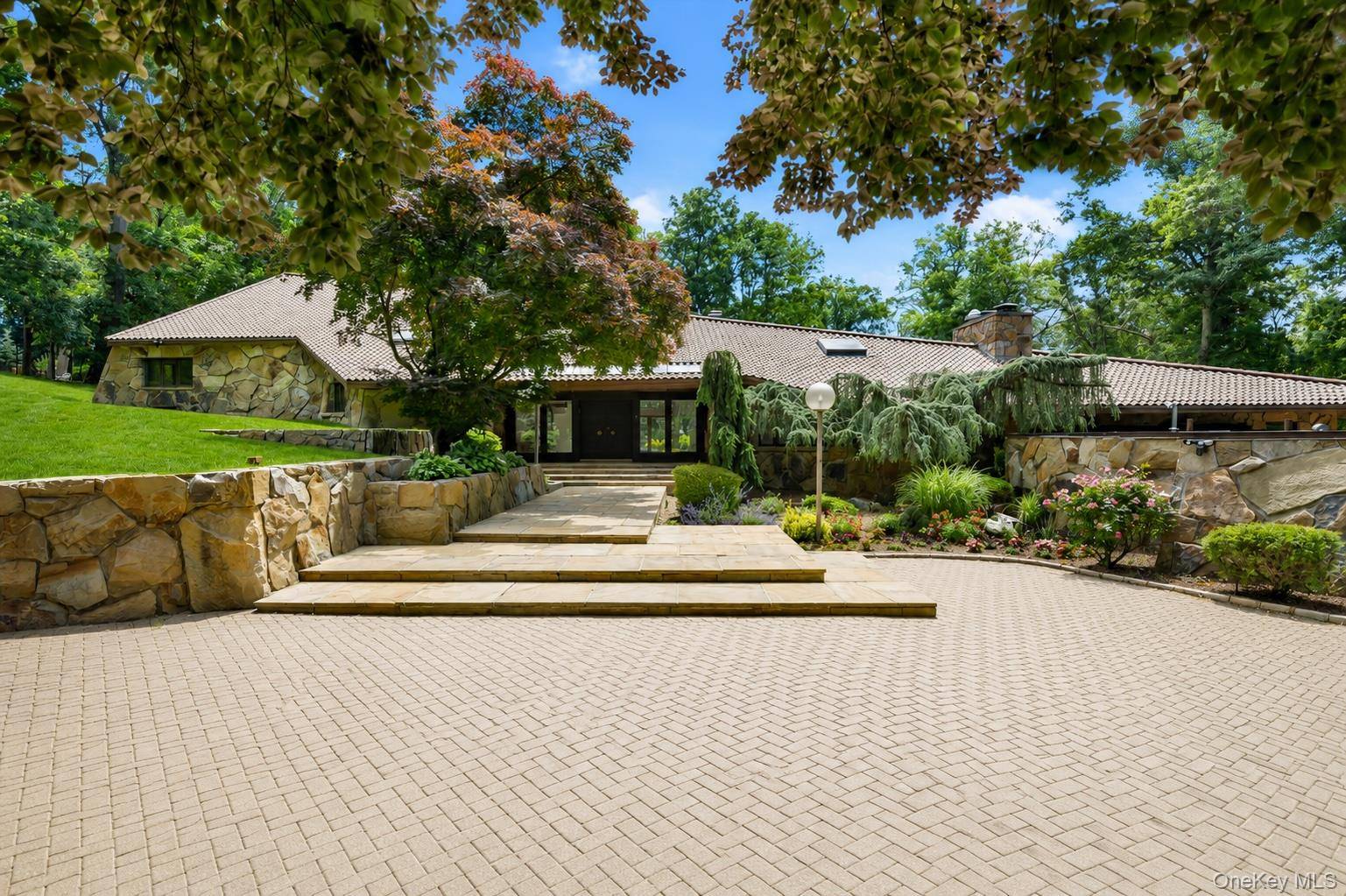 17 Forest DR, Sands Point, NY 11050