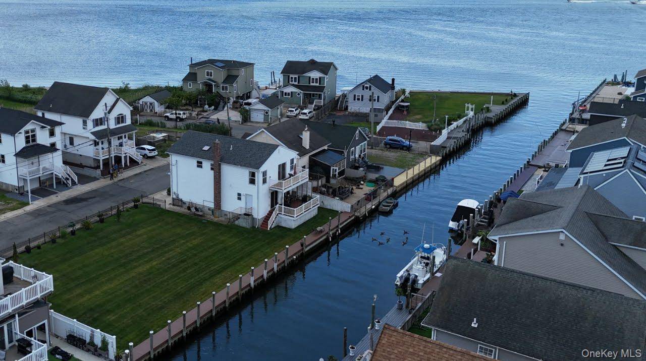 913 Arctic ST, Lindenhurst, NY 11757