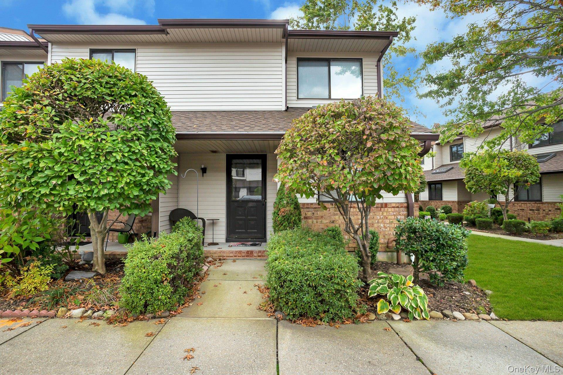 65 Cottonwood CT, Wantagh, NY 11793