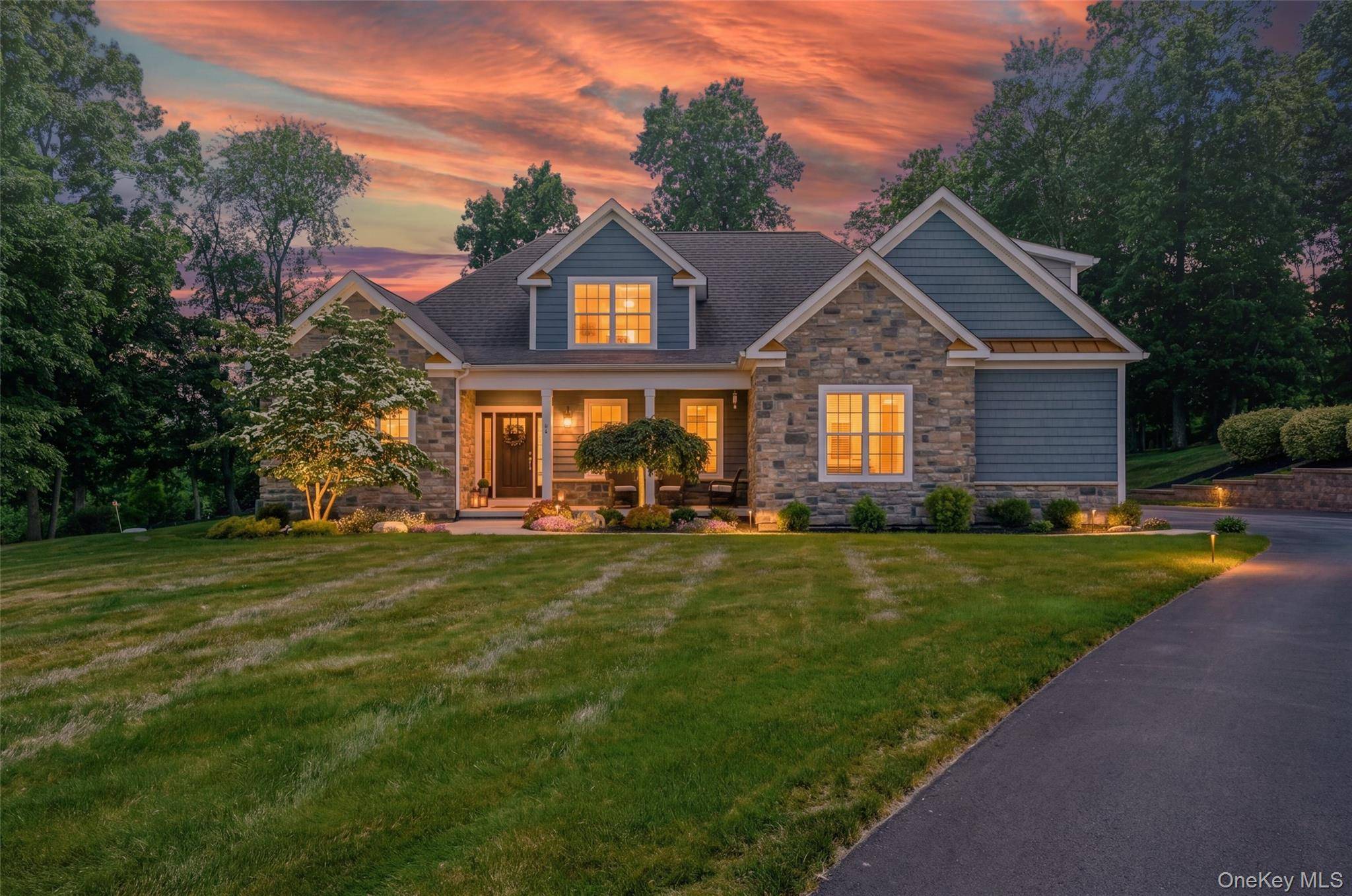 35 Briarwood LN, New Windsor, NY 12553