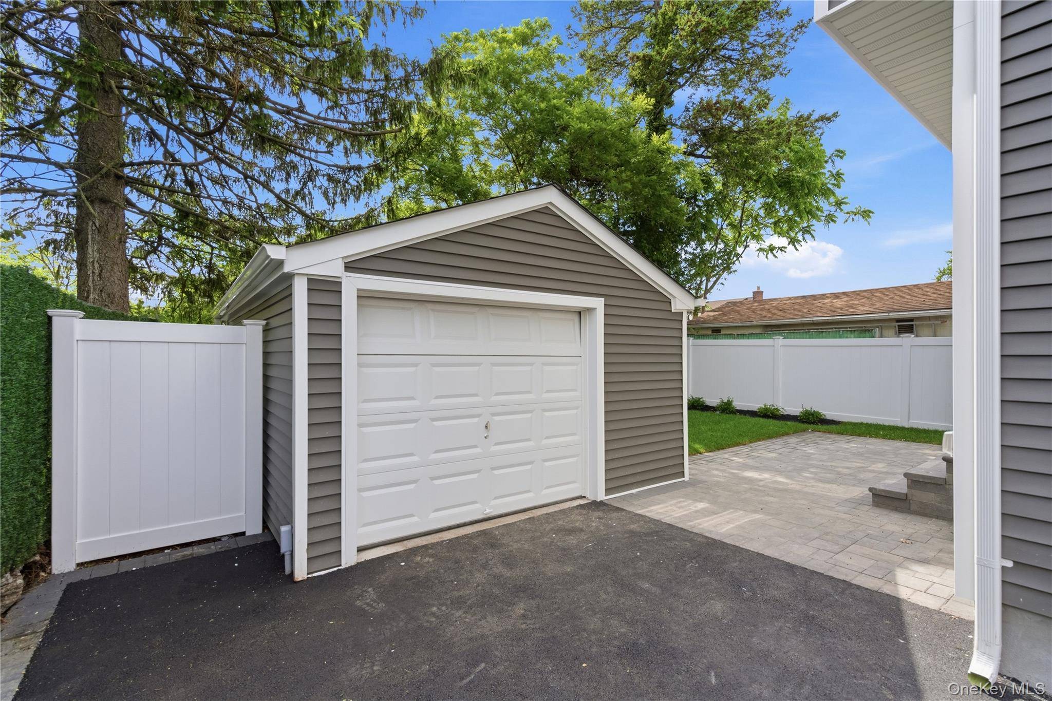 13 Evelyn AVE, Westbury, NY 11590