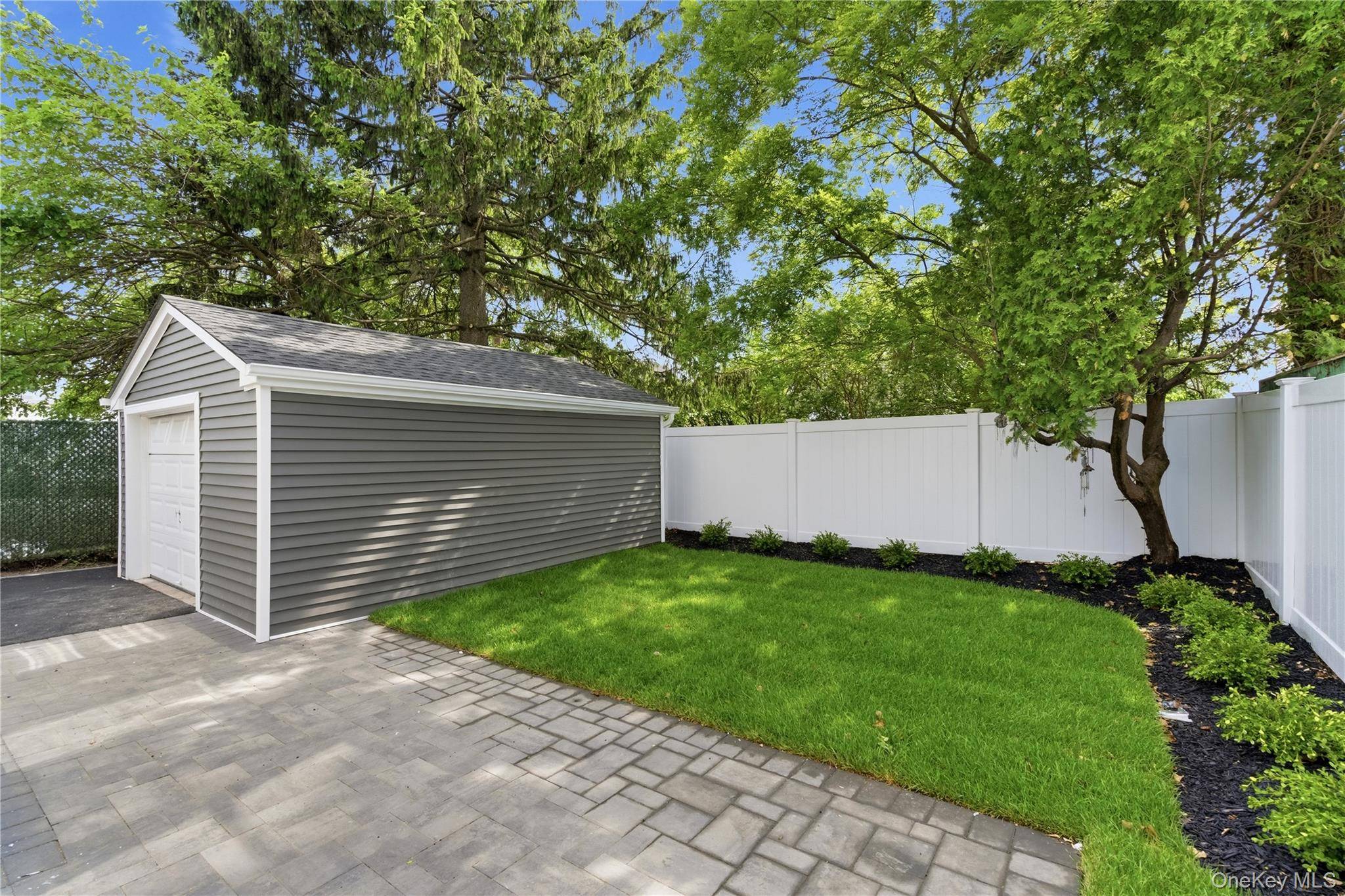 13 Evelyn AVE, Westbury, NY 11590