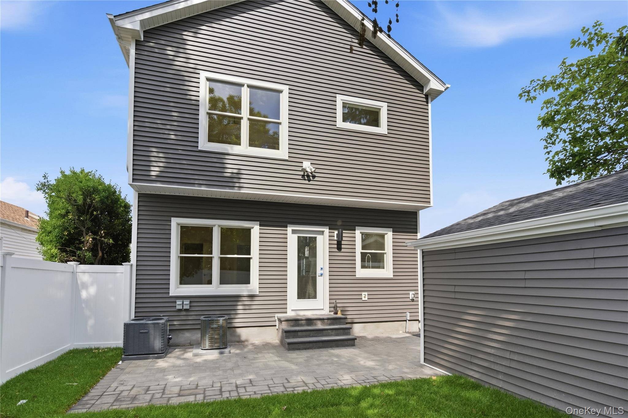 13 Evelyn AVE, Westbury, NY 11590