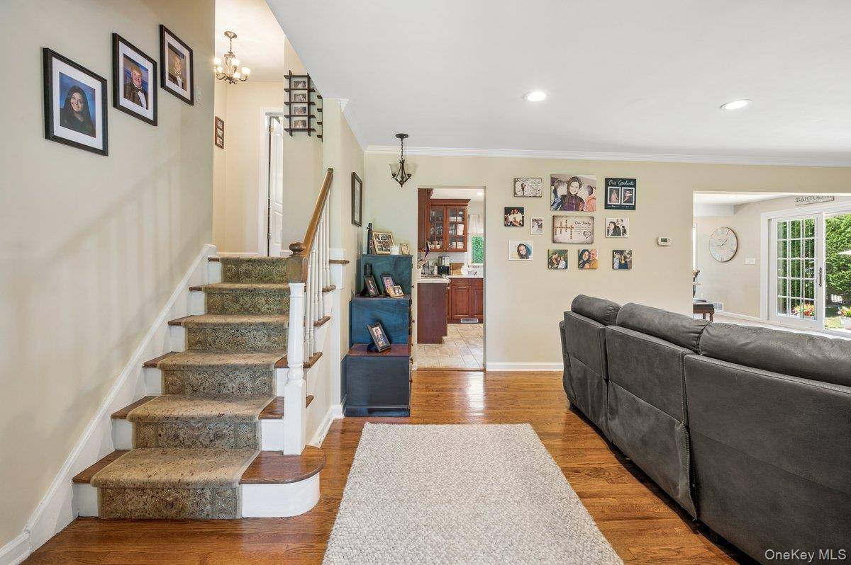 3 Carolyn PL, Bronxville, NY 10708
