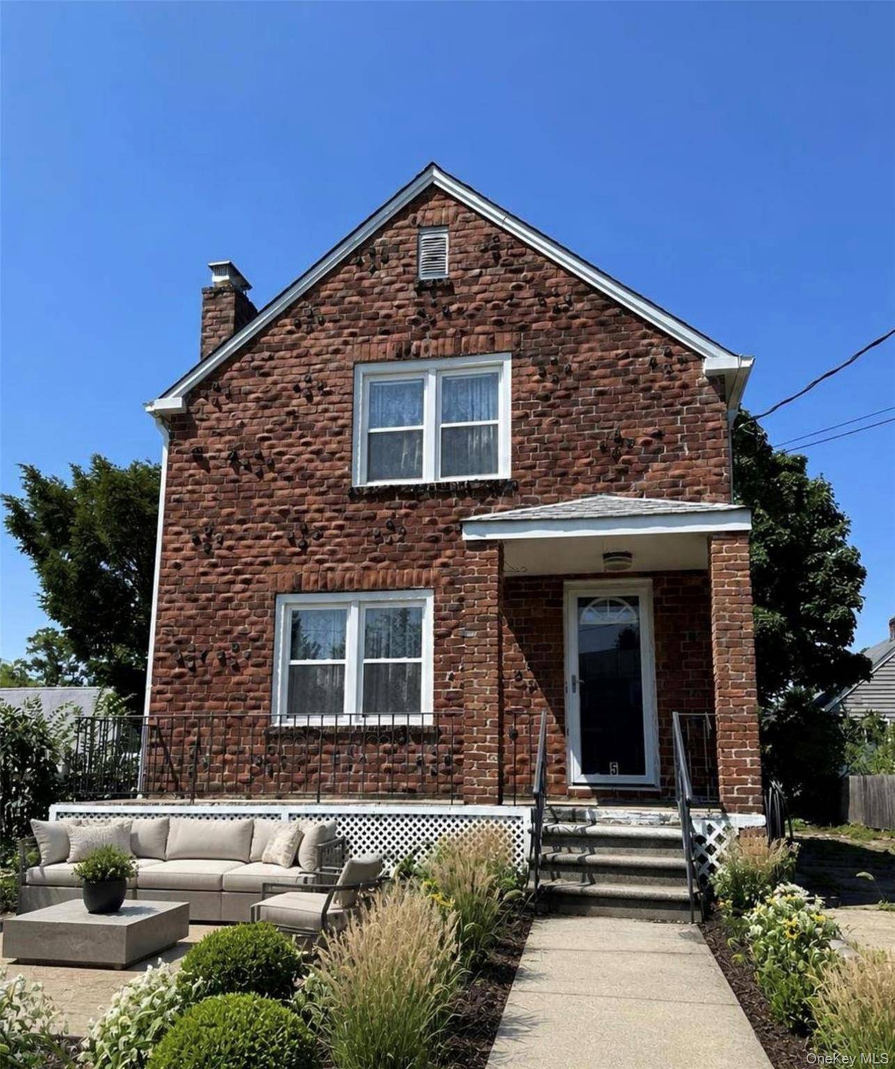 5 Ashwood RD, Port Washington, NY 11050