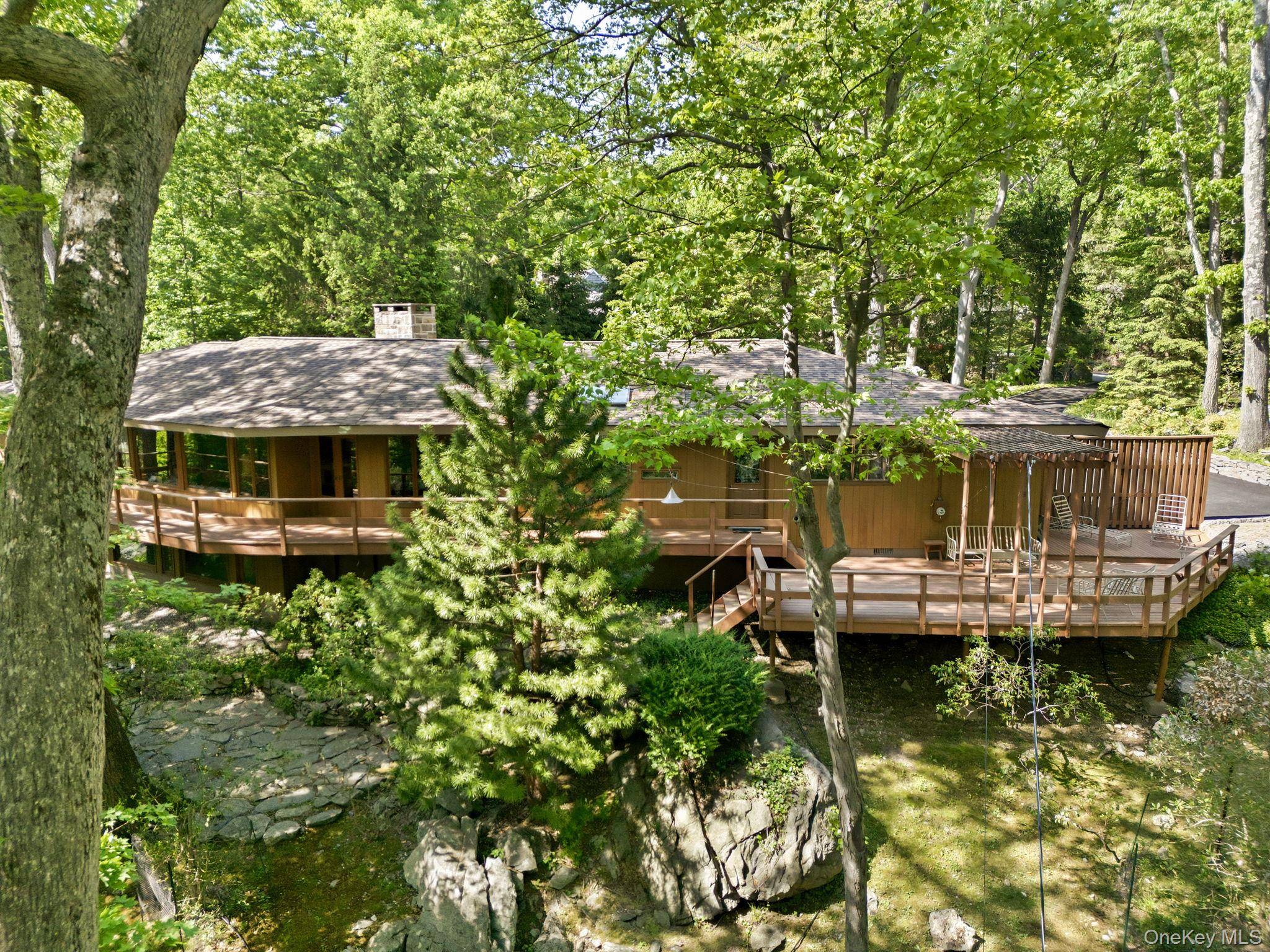 12 Tallwoods RD, Armonk, NY 10504