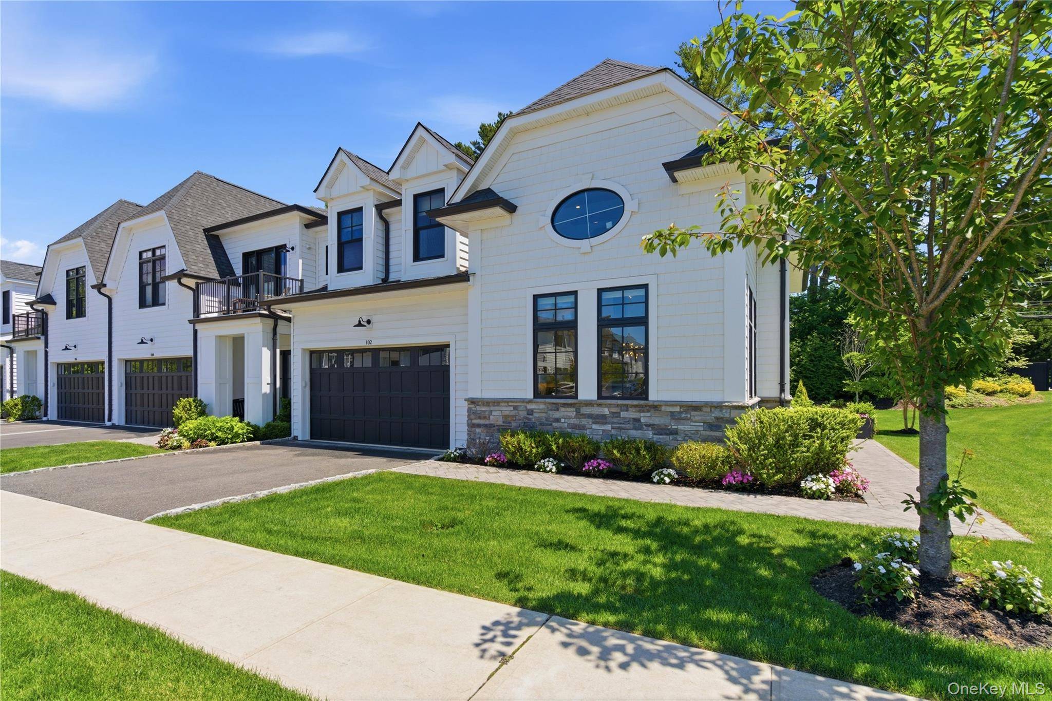 102 Three Ponds LN, Woodbury, NY 11797