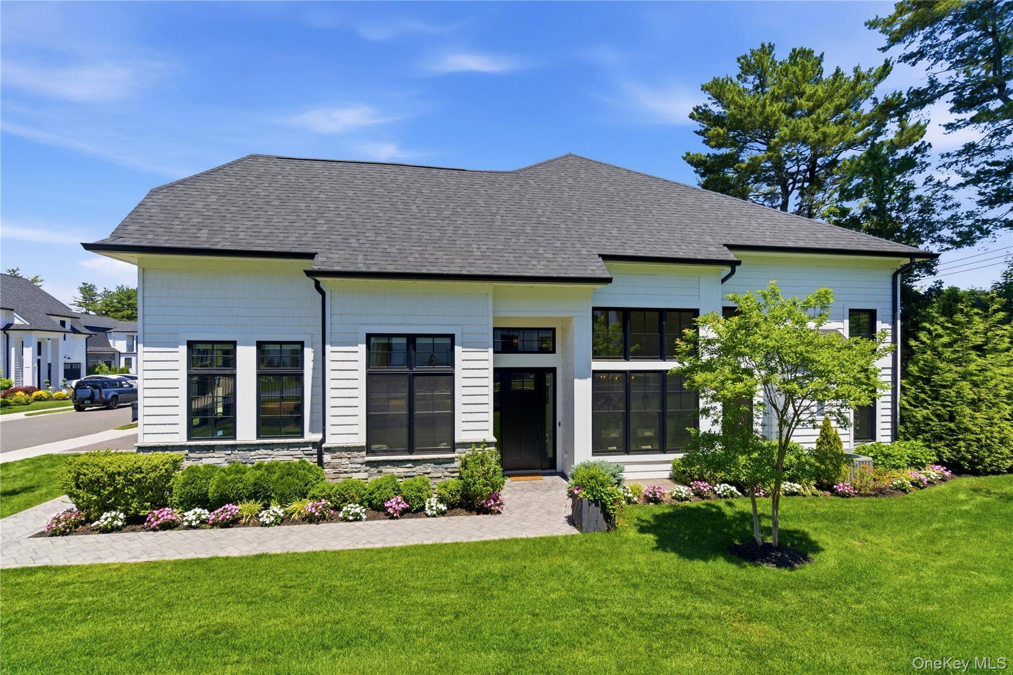 102 Three Ponds LN, Woodbury, NY 11797