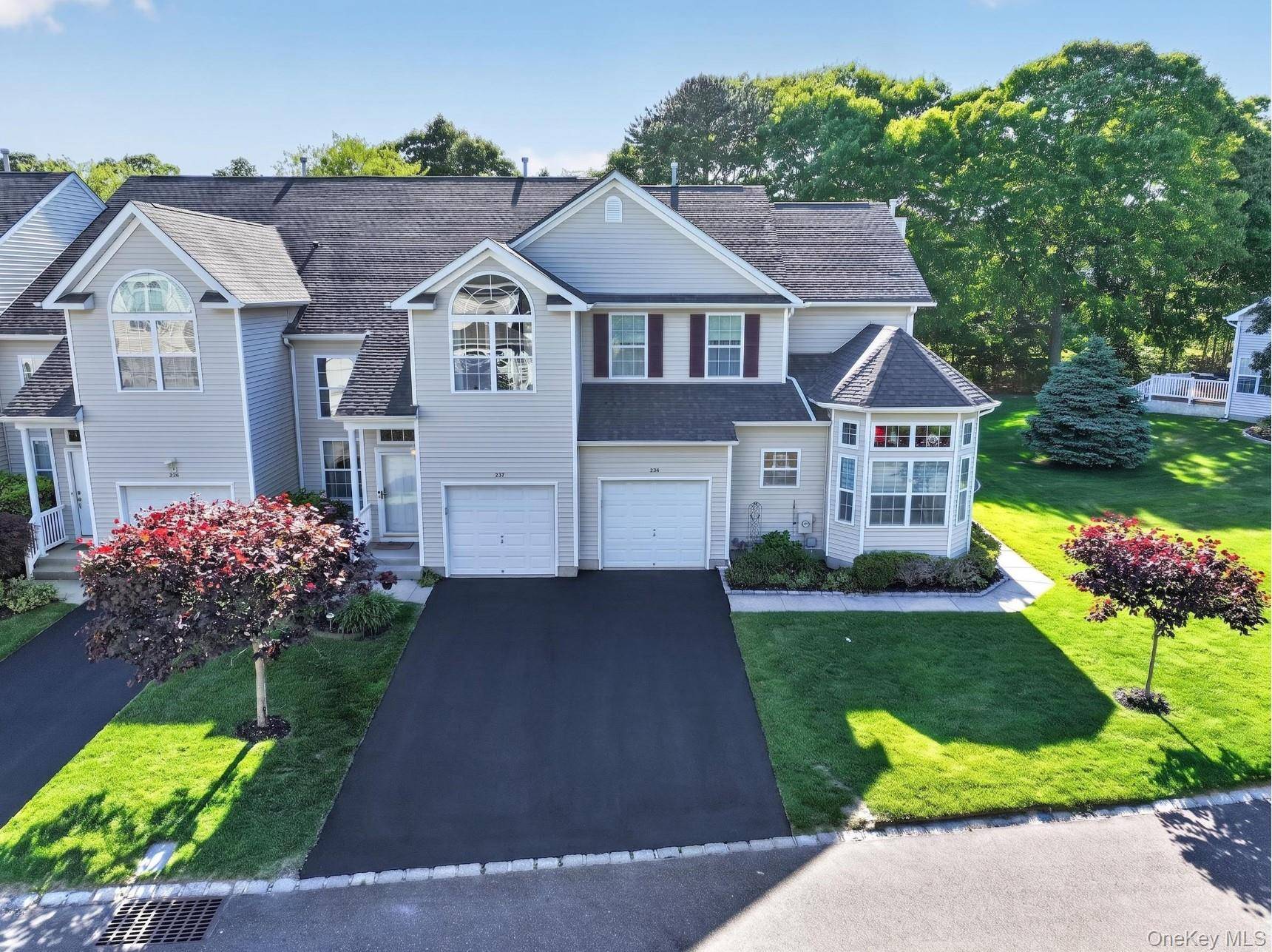 235 Kettles LN, Medford, NY 11763