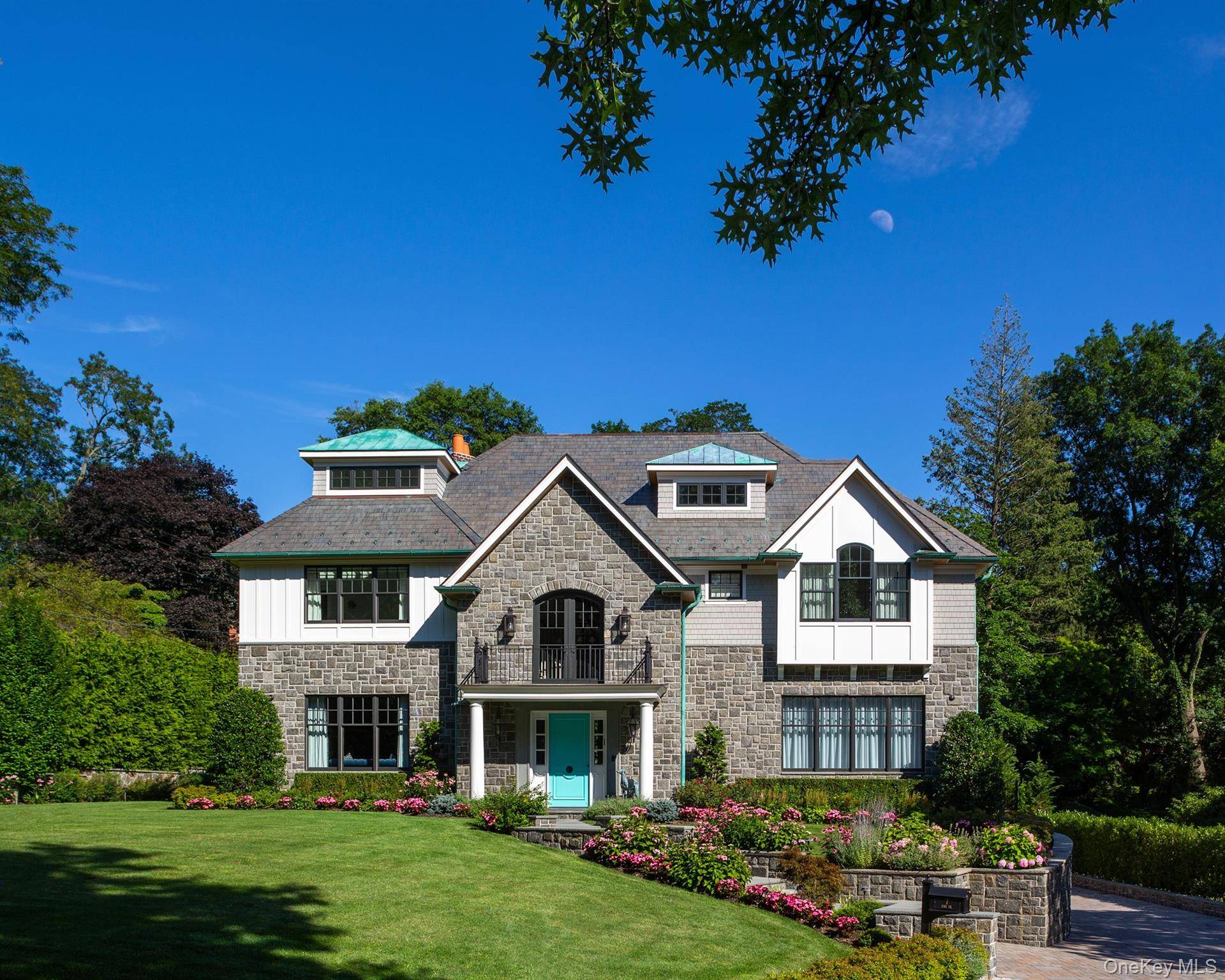 7 Pine DR, Great Neck, NY 11021