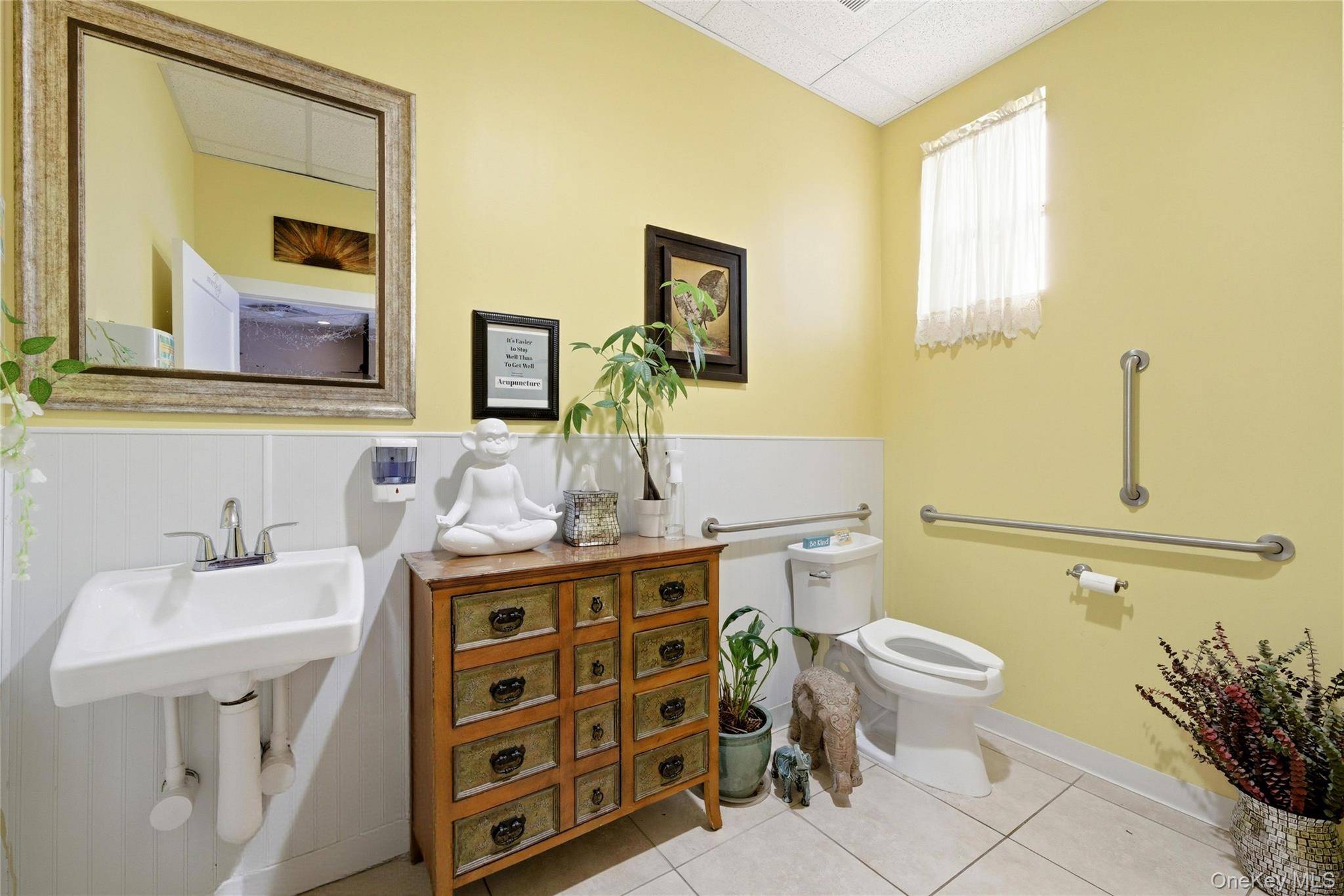 209 Broadway, Amityville, NY 11701