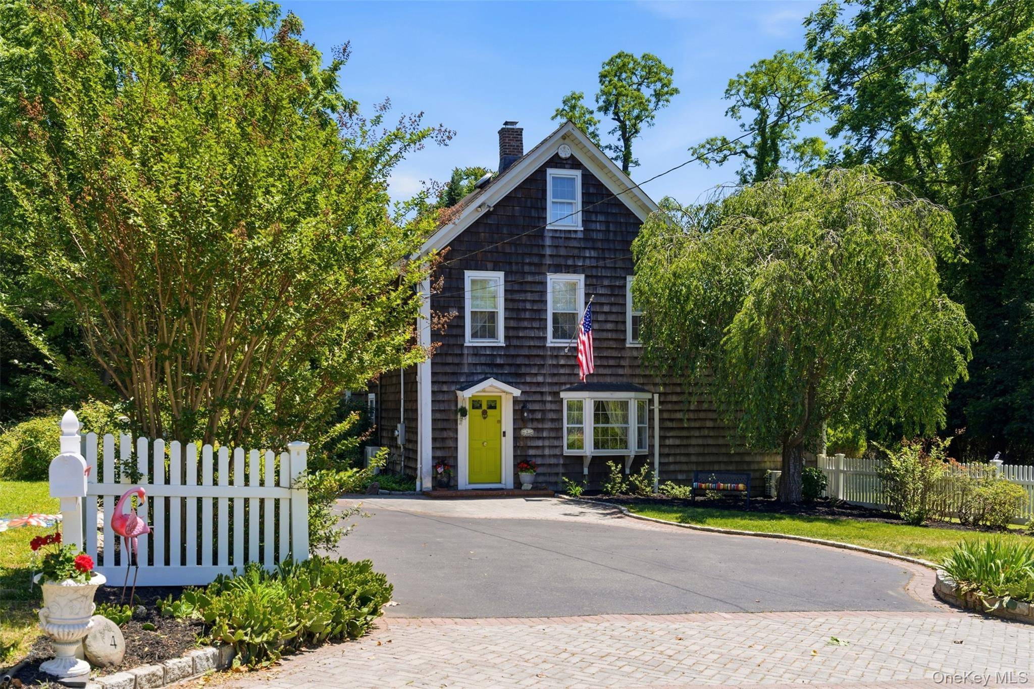 4 Landing Meadow RD, Smithtown, NY 11787