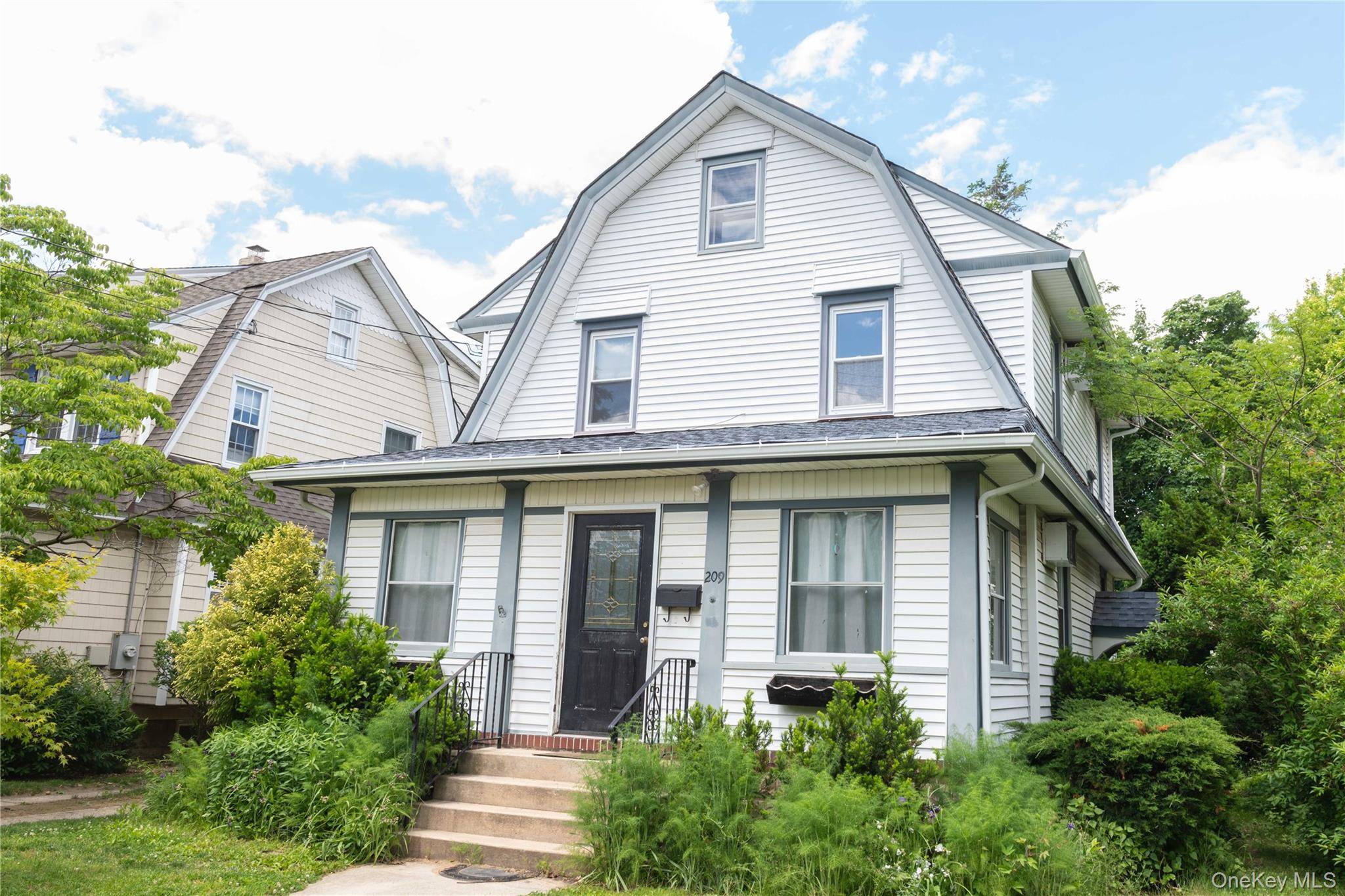 209 Sherman ST, Lynbrook, NY 11563